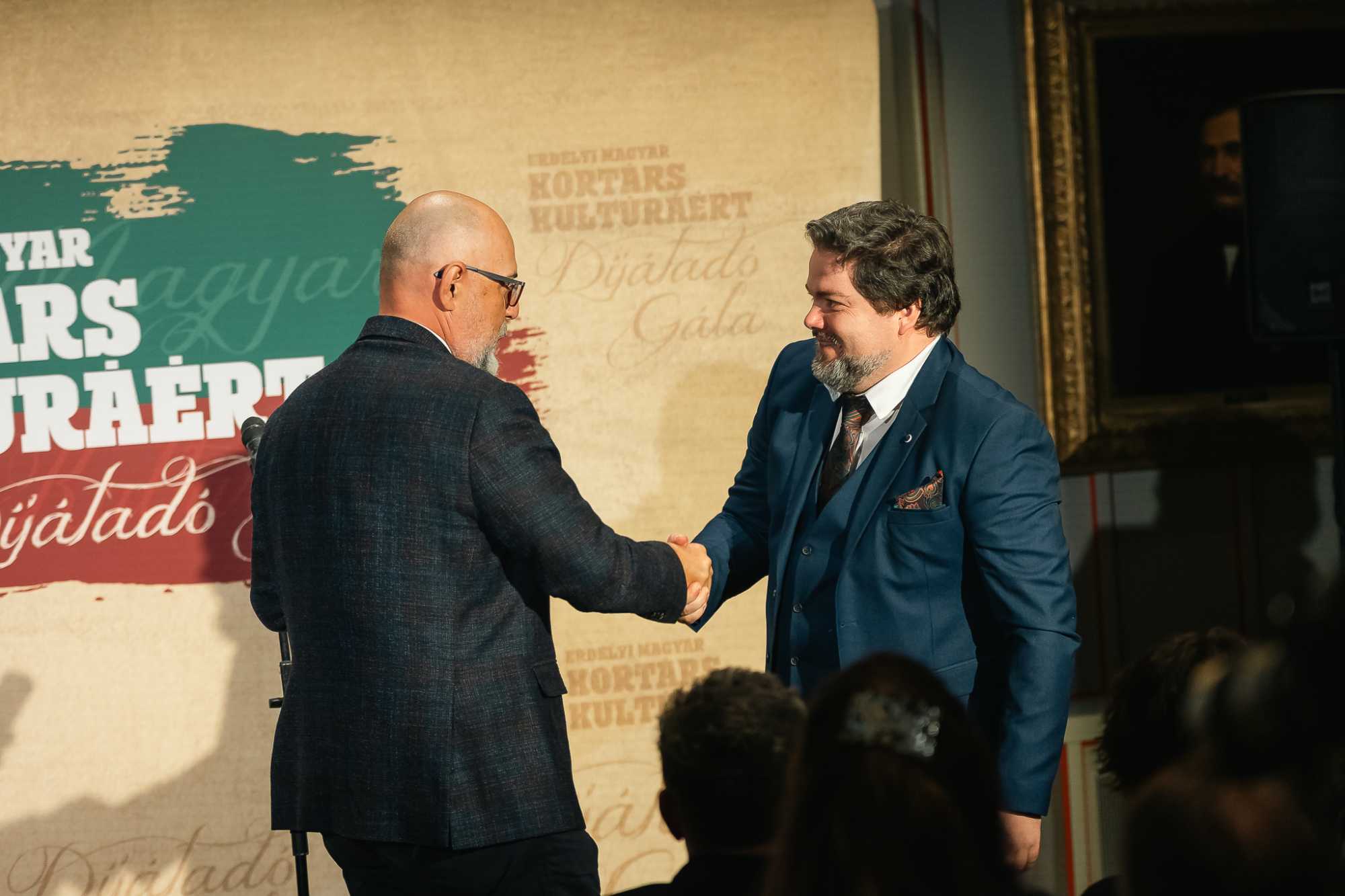 Pataki Adorján, a kolozsvári Magyar Opera magánénekese átvette az elismerést.Fotó: Jakab Lóri