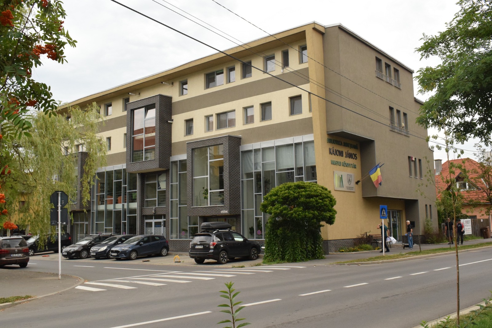 A könyvtárnak otthont adó épületet tavaly vásárolta meg a megyei önkormányzat | Fotók: Hargita Megye Tanácsa