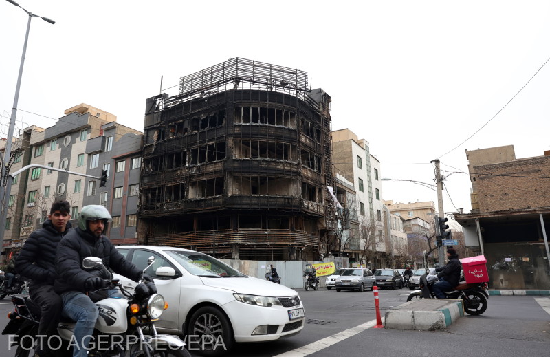 A kormányellenes tüntetések során leégett bankfiók Teheránban.