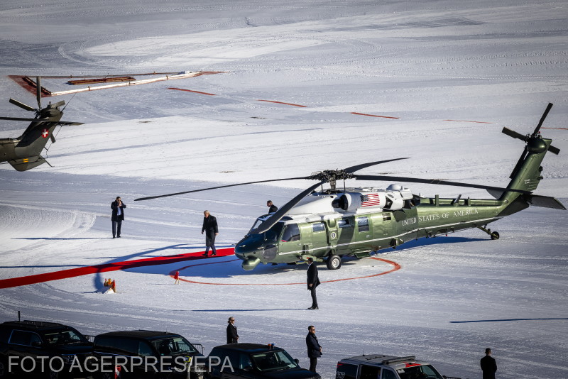Donald Trump amerikai elnök kiszáll a Marine One helikopterből, érkezik a Világgazdasági Fórum (WEF) 56. találkozójára Davosba szerdán. 