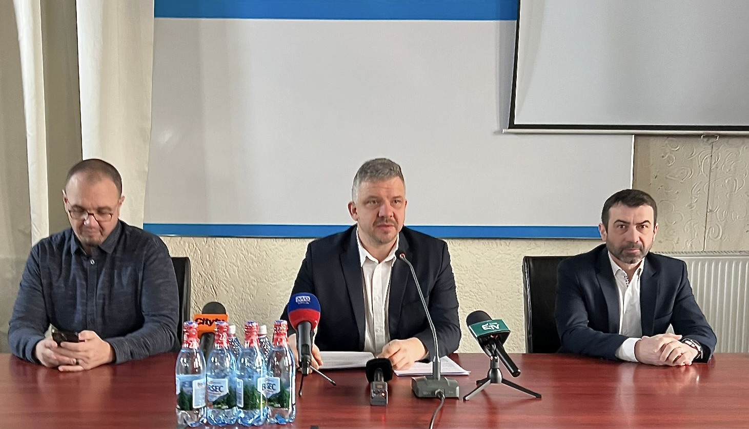 Kelemen Atilla Márton a zsűri elnöke, Soós Zoltán polgármester és Claudiu Bata a Constantin Romanu Vivu szobor terveit elbíráló bizottság elnöke | Fotó: Rákóczi Kinga