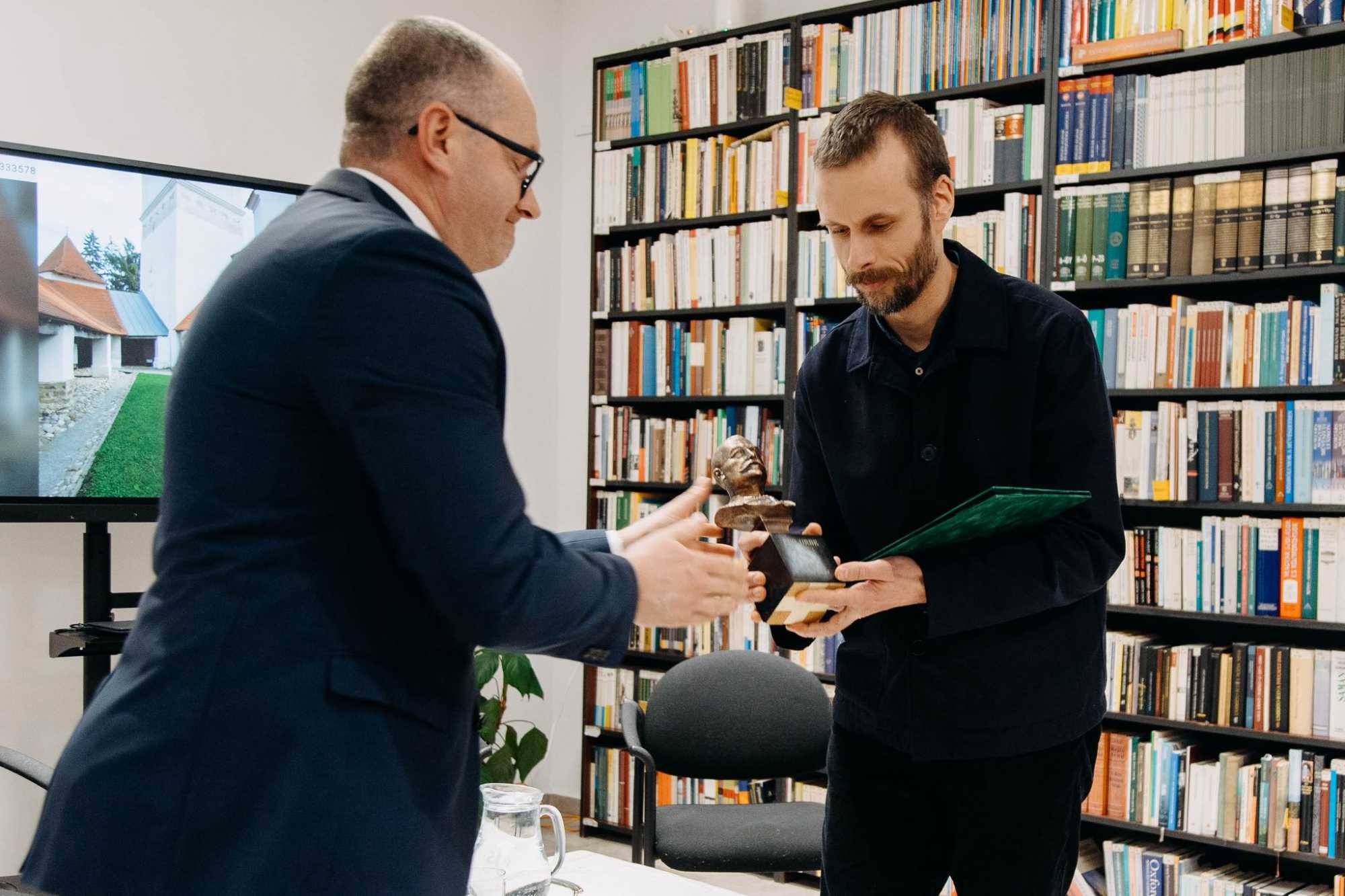 Az elismerést Tövissi Zsolt fia vette át Korodi Attilától. | Fotók: Mihály László