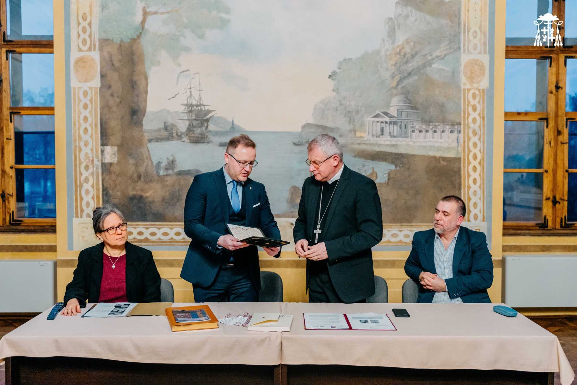 Ajándékkal érkezett | Fotó: Nagyváradi Római Katolikus Egyházmegye