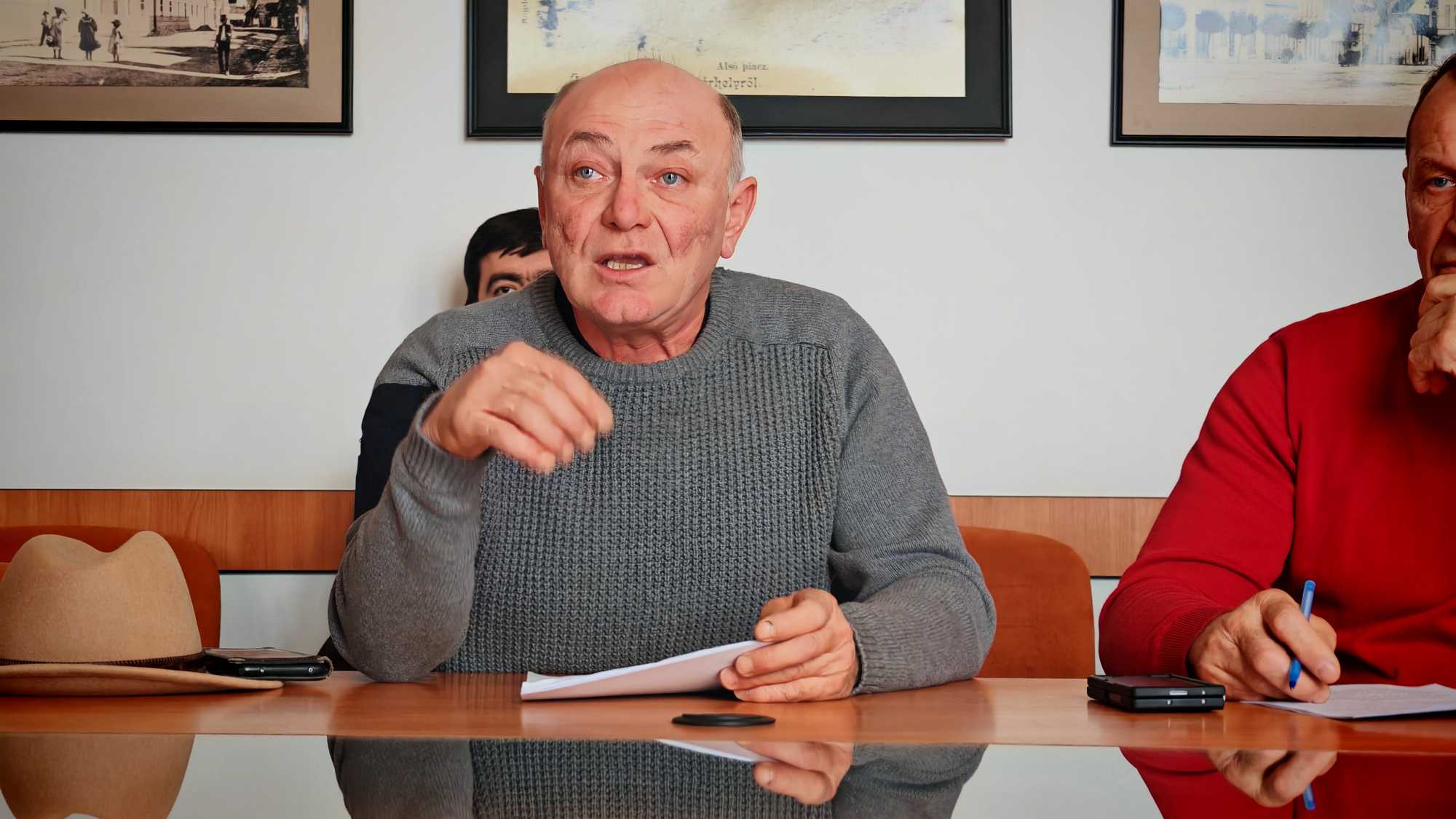 Balázs Attila tiltakozásra készül. 