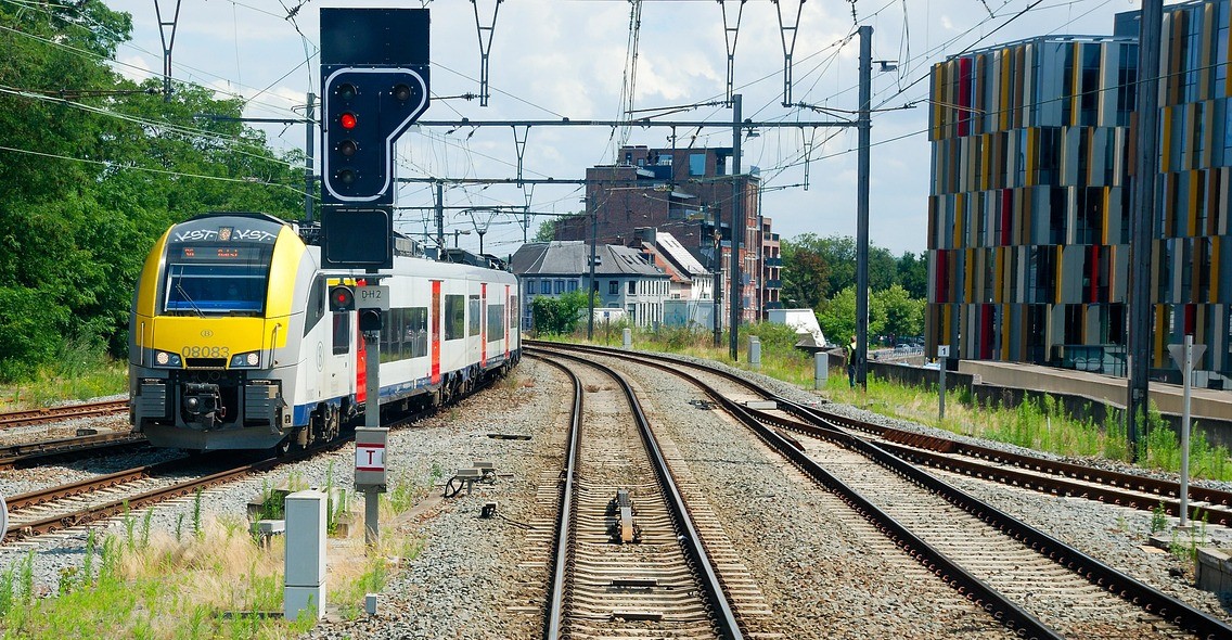 Elakadt az elővárosi vonat | Fotó: Pixabay