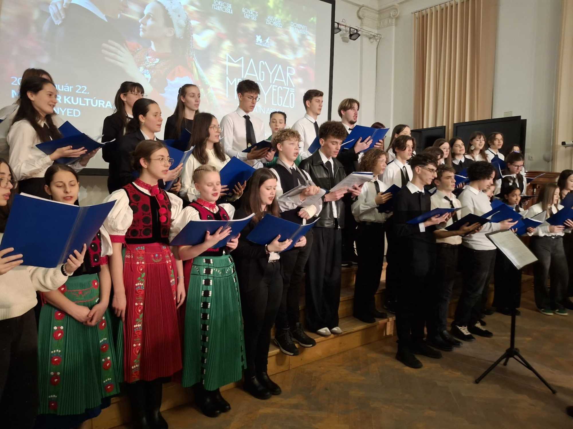 A diákok énekükkel emelték az ünnep fényét 