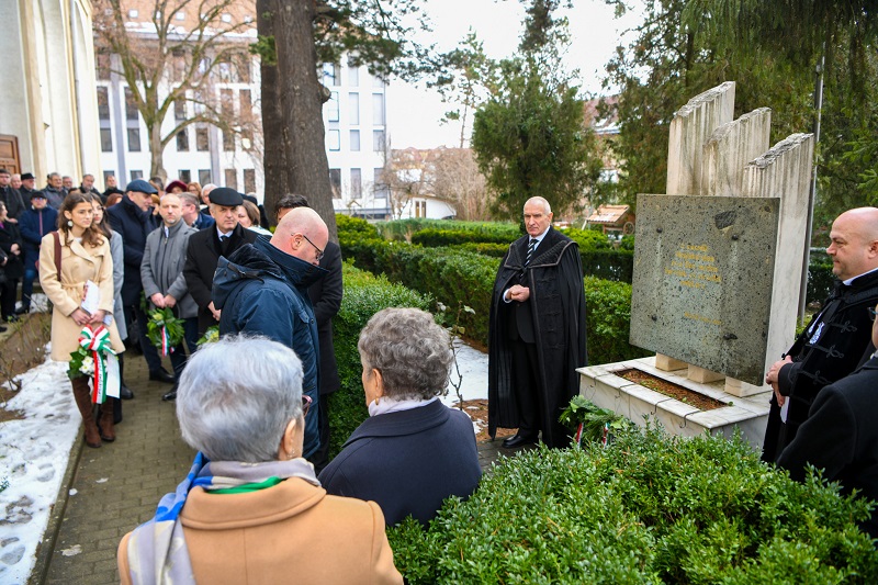 Elhelyezték az emlékezés koszorúit 