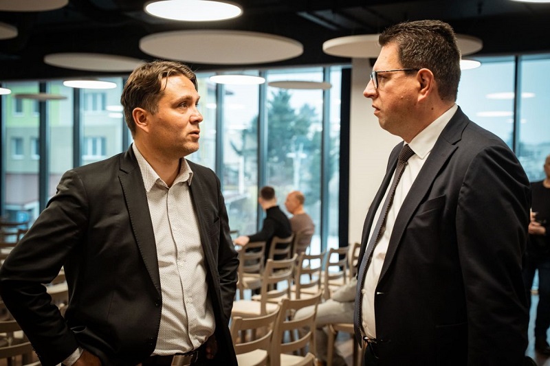 Vincze Lóránt RMDSZ-es EP-képviselő és Gubík László, a Magyar Szövetség elnöke Dunaszerdahelyen, „A velünk élő kollektív bűnösség” konferencián 2026. január 23-án l Fotó: Facebook