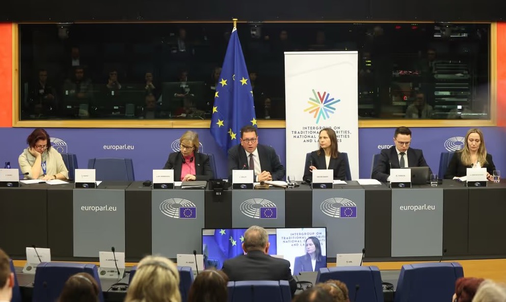 Vincze Lóránt RMDSZ-es EP-képviselő és Gubík László, a Magyar Szövetség elnöke Dunaszerdahelyen, „A velünk élő kollektív bűnösség” konferencián 2026. január 23-án l Fotó: Facebook