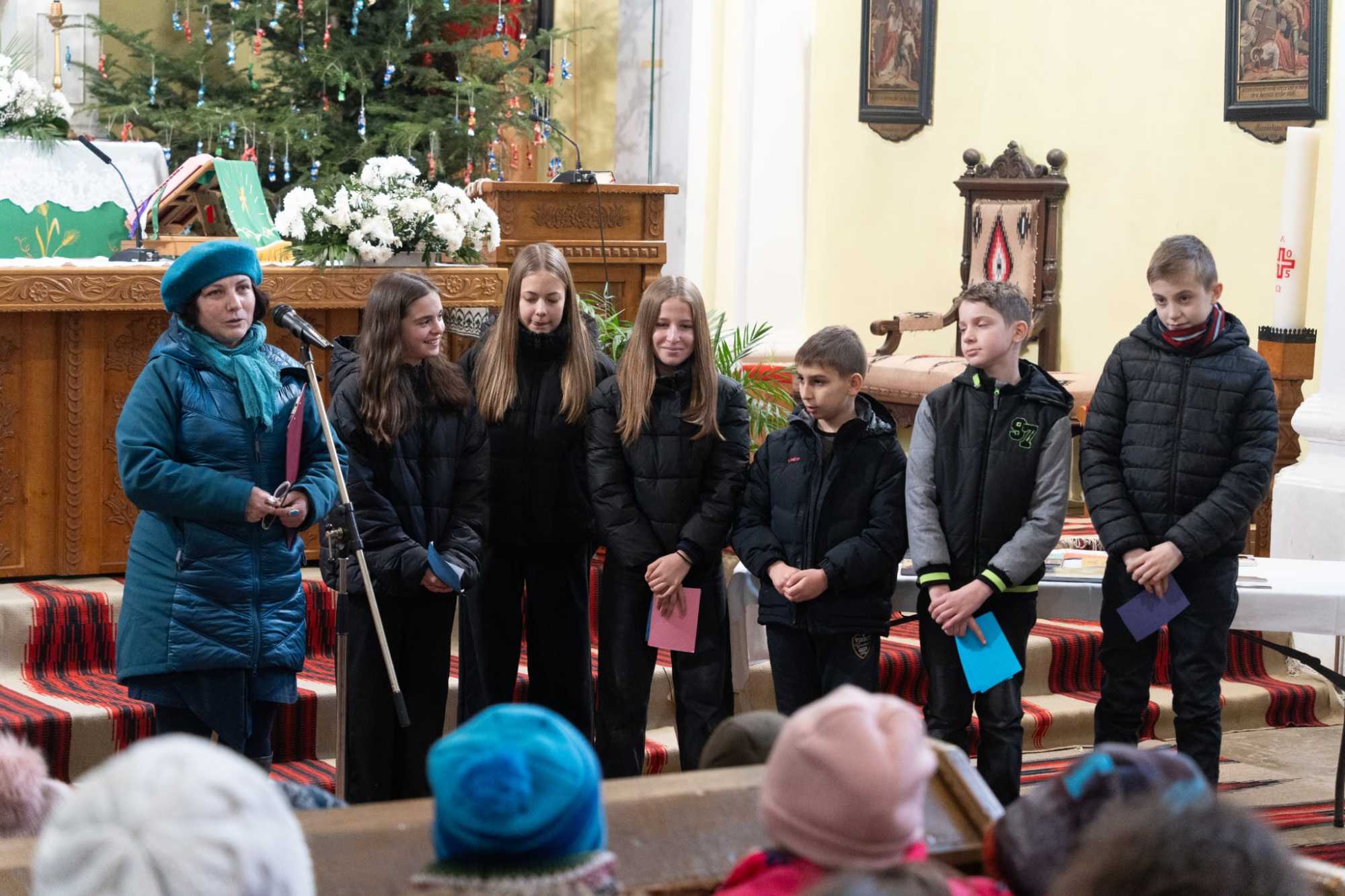 András Éva vezetőtanár és a Templomosok csapata. | Fotó: Csíkszentimrei Római Katolikus Plébánia