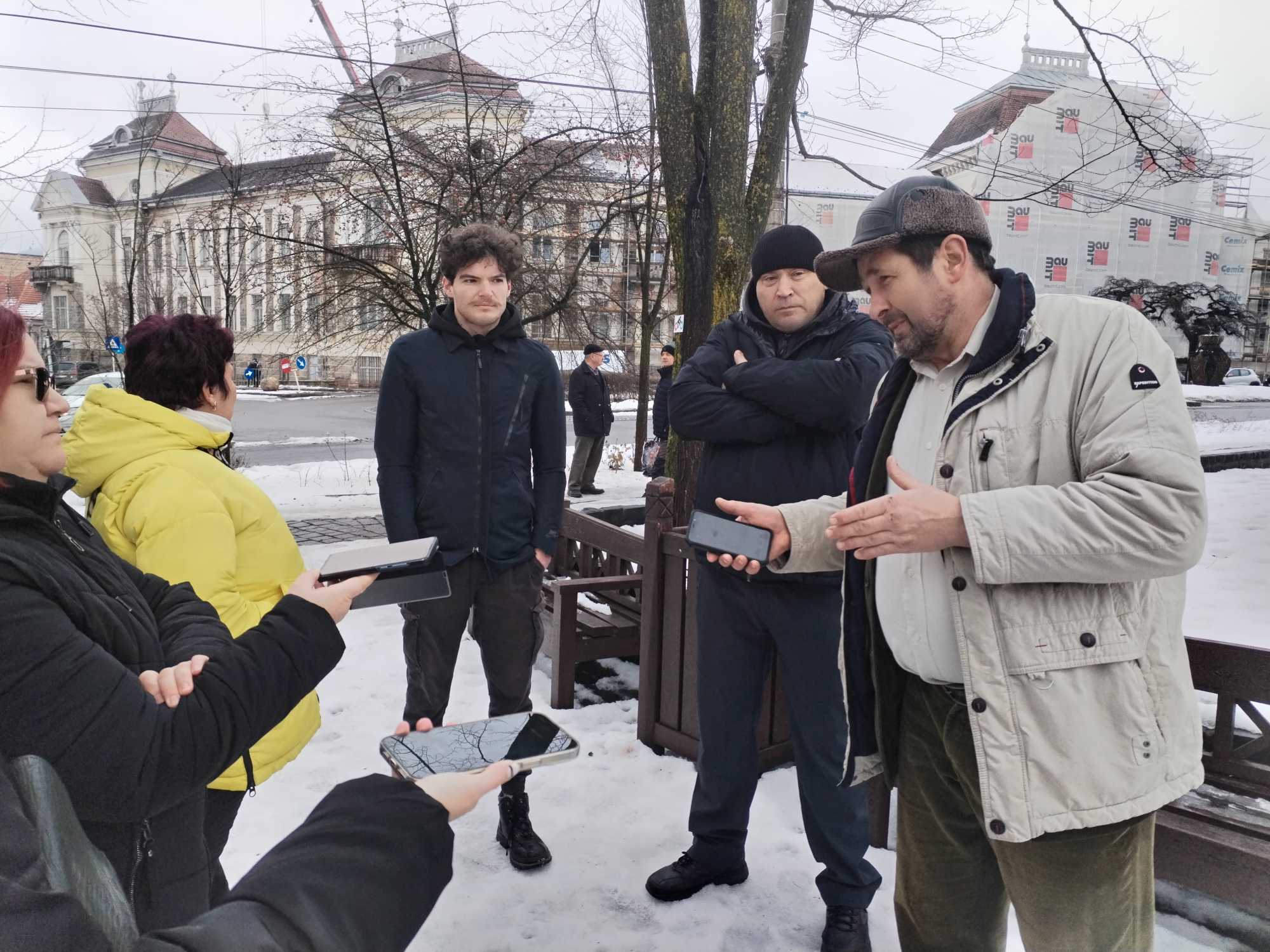 Menyhárt János szervező tájékoztatja a sajtó képviselőit a Mikó-vár előtti téren. | A szerző felvételei.