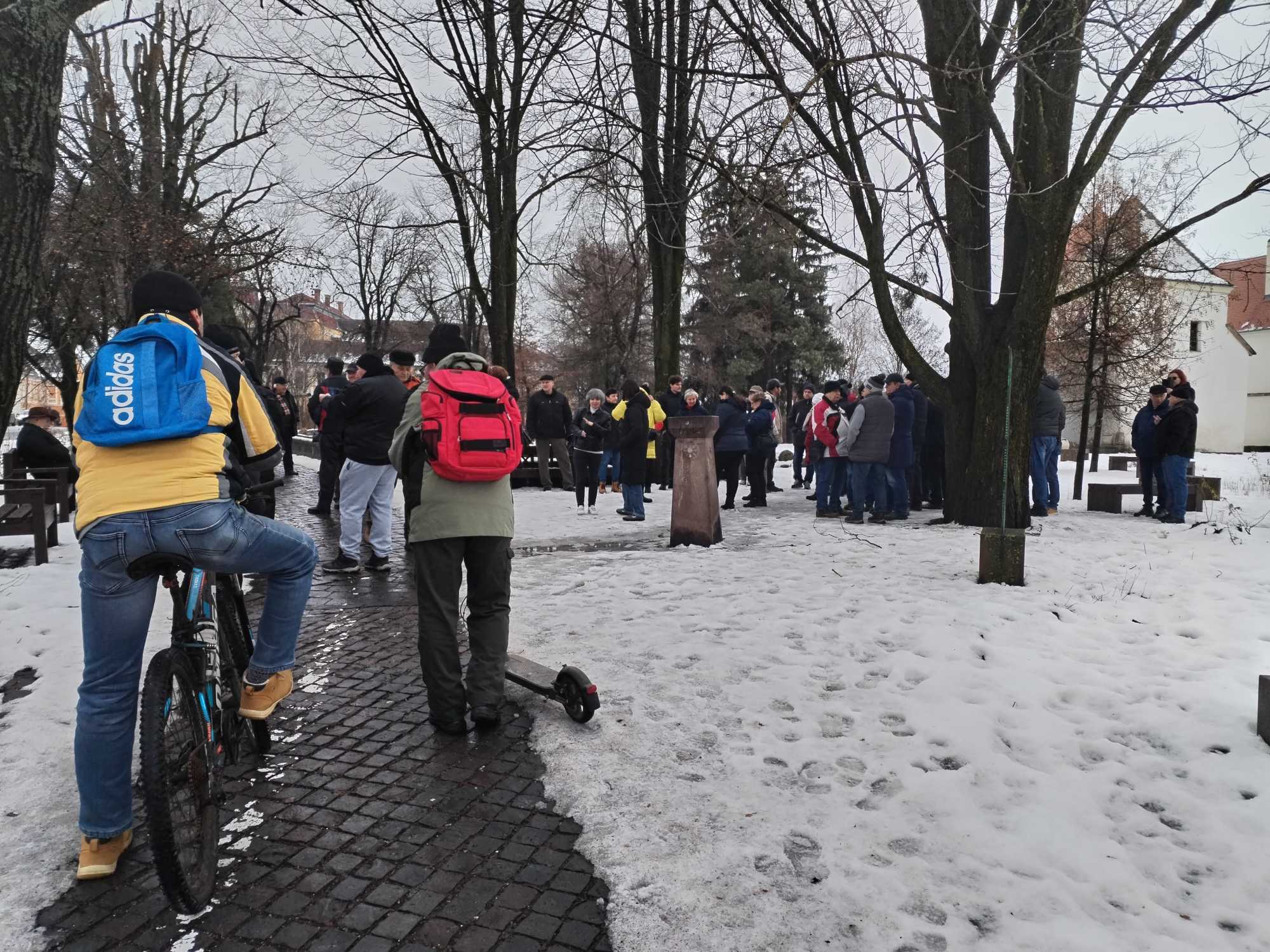 Mintegy száz tiltakozó gyűlt össze.