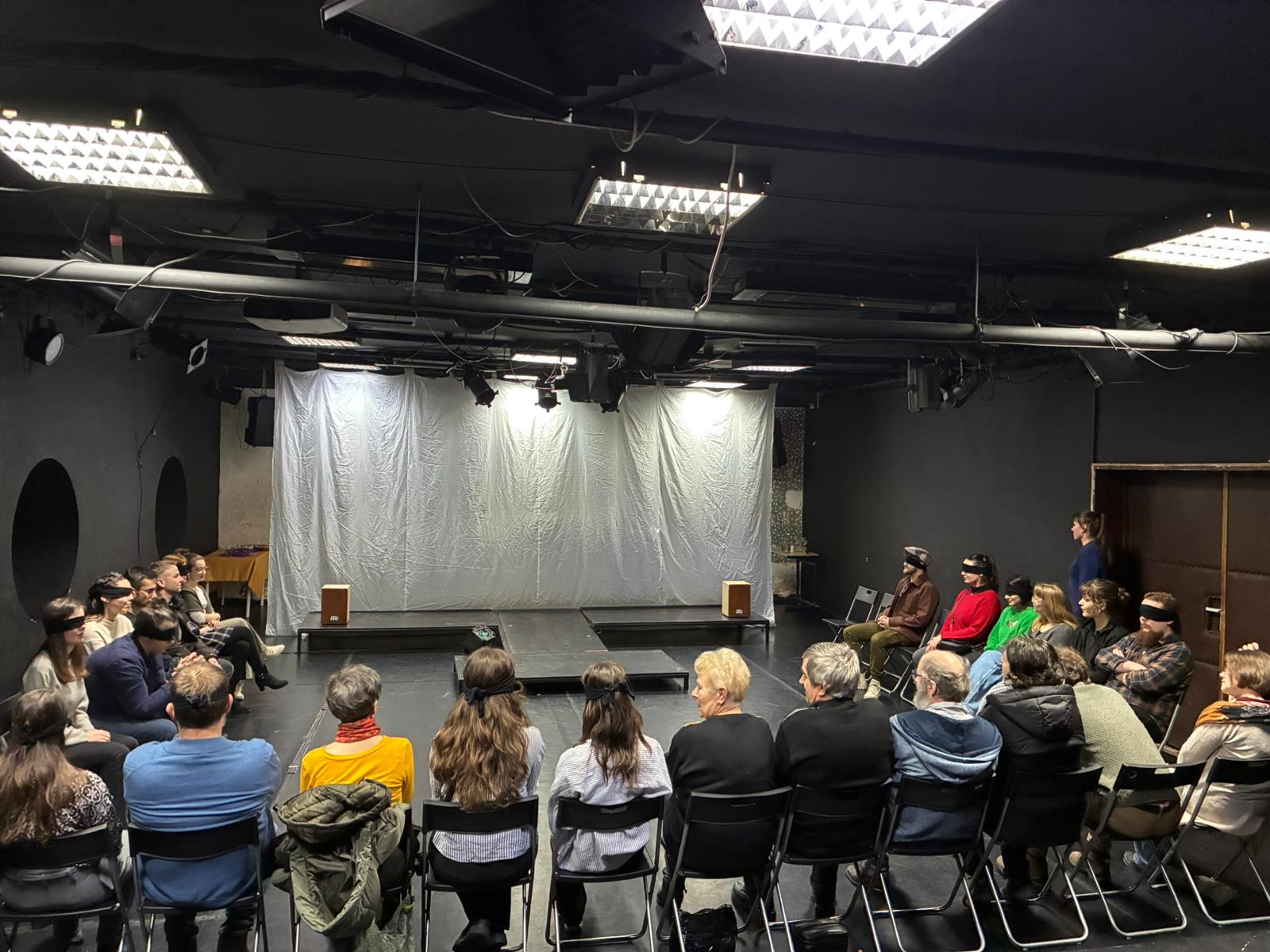 A látók a sötétben, a nemlátók a csendben félnek című előadásukat mutatták be január 24-én.