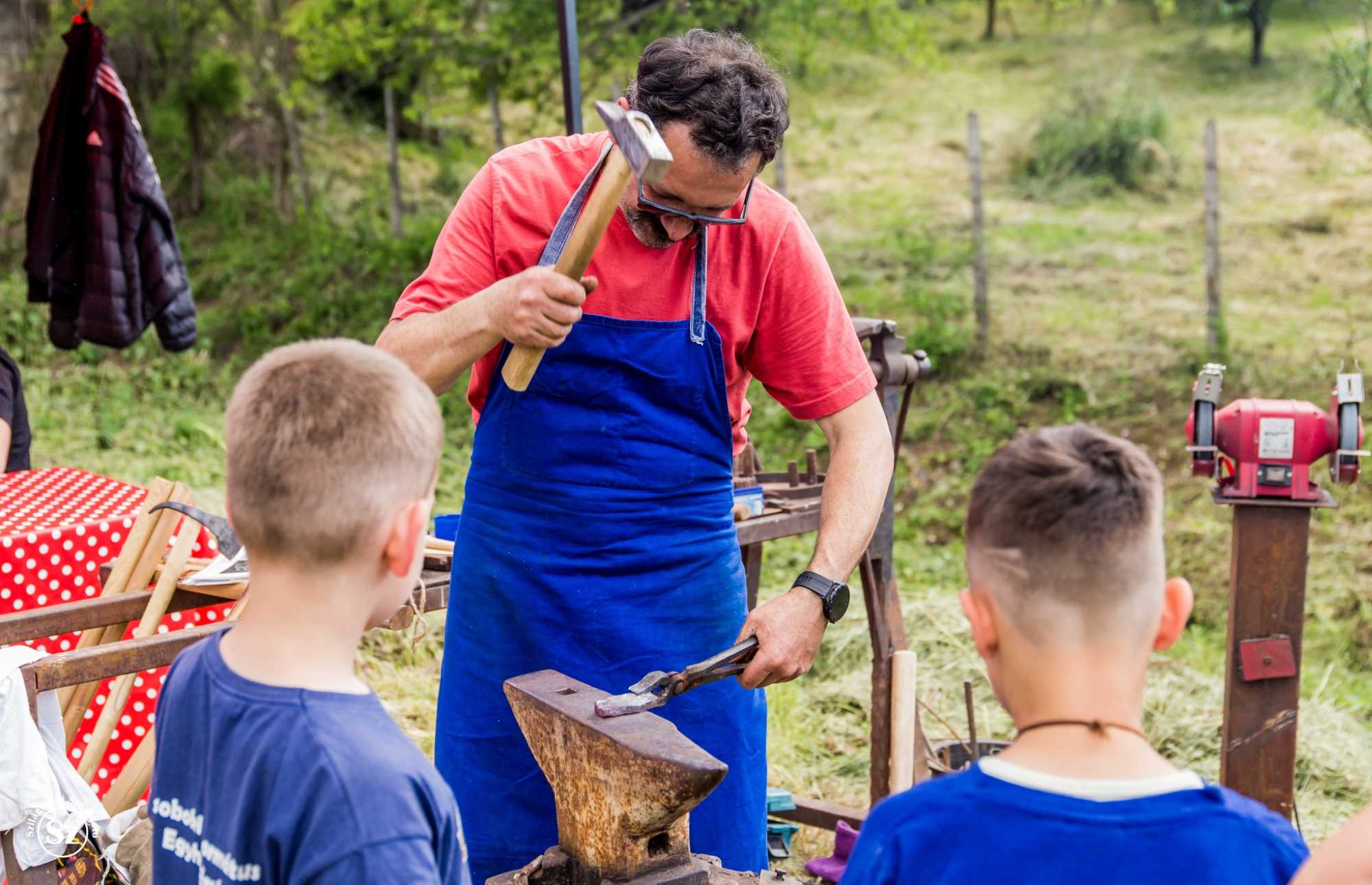 A legkisebbek is csodálattal figyelik munkáját | Fotó: Kulcsár Mária