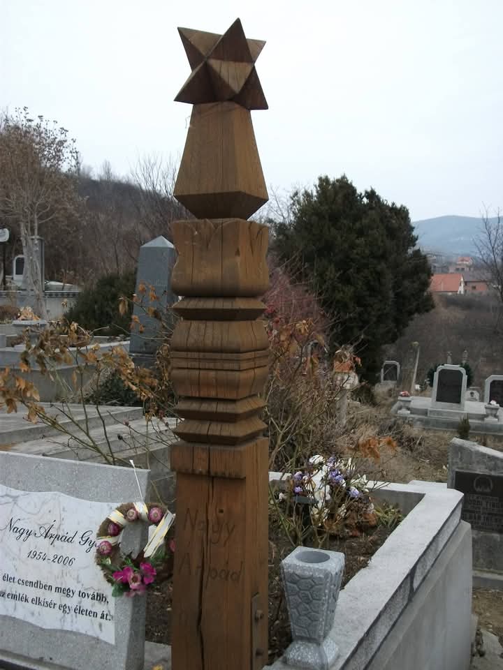 Kopjafa a temetőben | Fotó: Kulcsár Mária