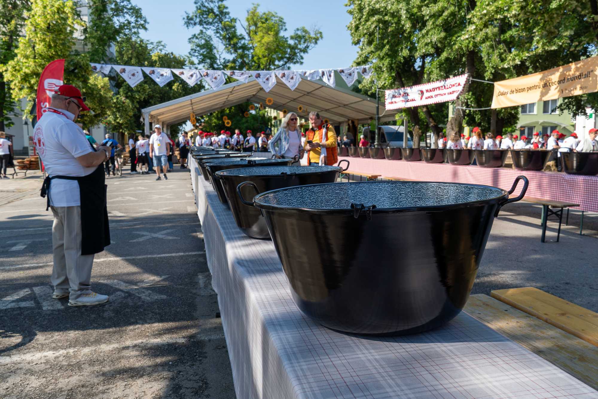 A 25 literes &bdquo;kis bogr&aacute;csokat&rdquo; is felsorakoztatt&aacute;k d&eacute;lelőtt a rekordk&iacute;s&eacute;rlet helysz&iacute;ne mellett. Ezek voltak k&eacute;sőbb a kioszt&oacute; pontok.