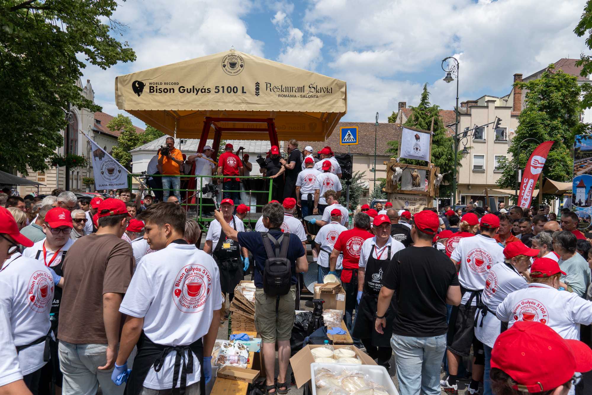 A d&eacute;li &oacute;r&aacute;kban m&aacute;r jelentős t&ouml;meg gyűlt &ouml;ssze a reform&aacute;tus templom &eacute;s az &oacute;ri&aacute;sbogr&aacute;cs k&ouml;z&ouml;tti t&eacute;ren. A szervezők asztalokkal, padokkal k&eacute;sz&uuml;ltek, hogy mindenkinek legyen helye a rekorder &eacute;tel elfogyaszt&aacute;s&aacute;hoz.