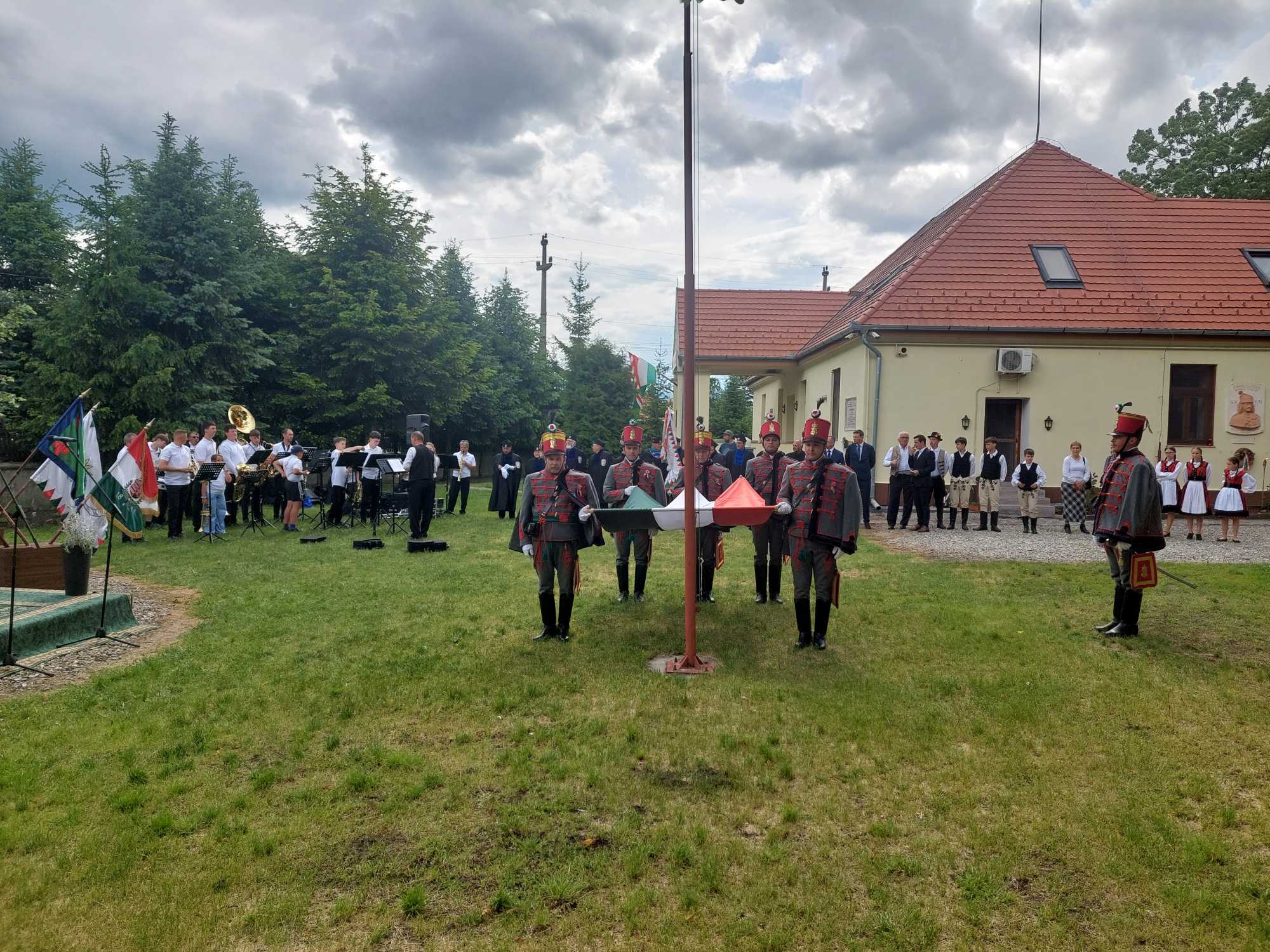 A Csíkszéki Mátyás Huszáregyesület tagjai. 