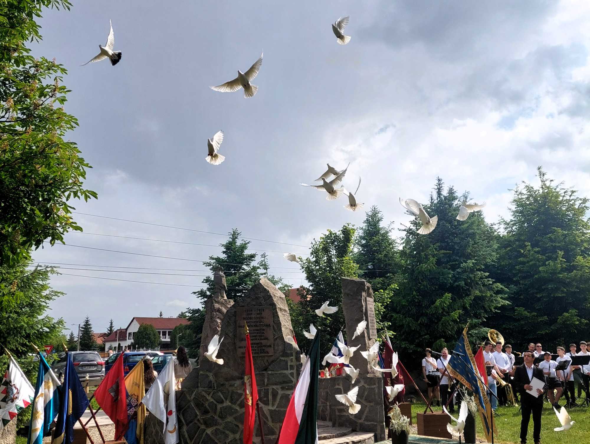 A békediktátum aláírásának időpontjában megszólalt a harang és fehér galambok szálltak fel.