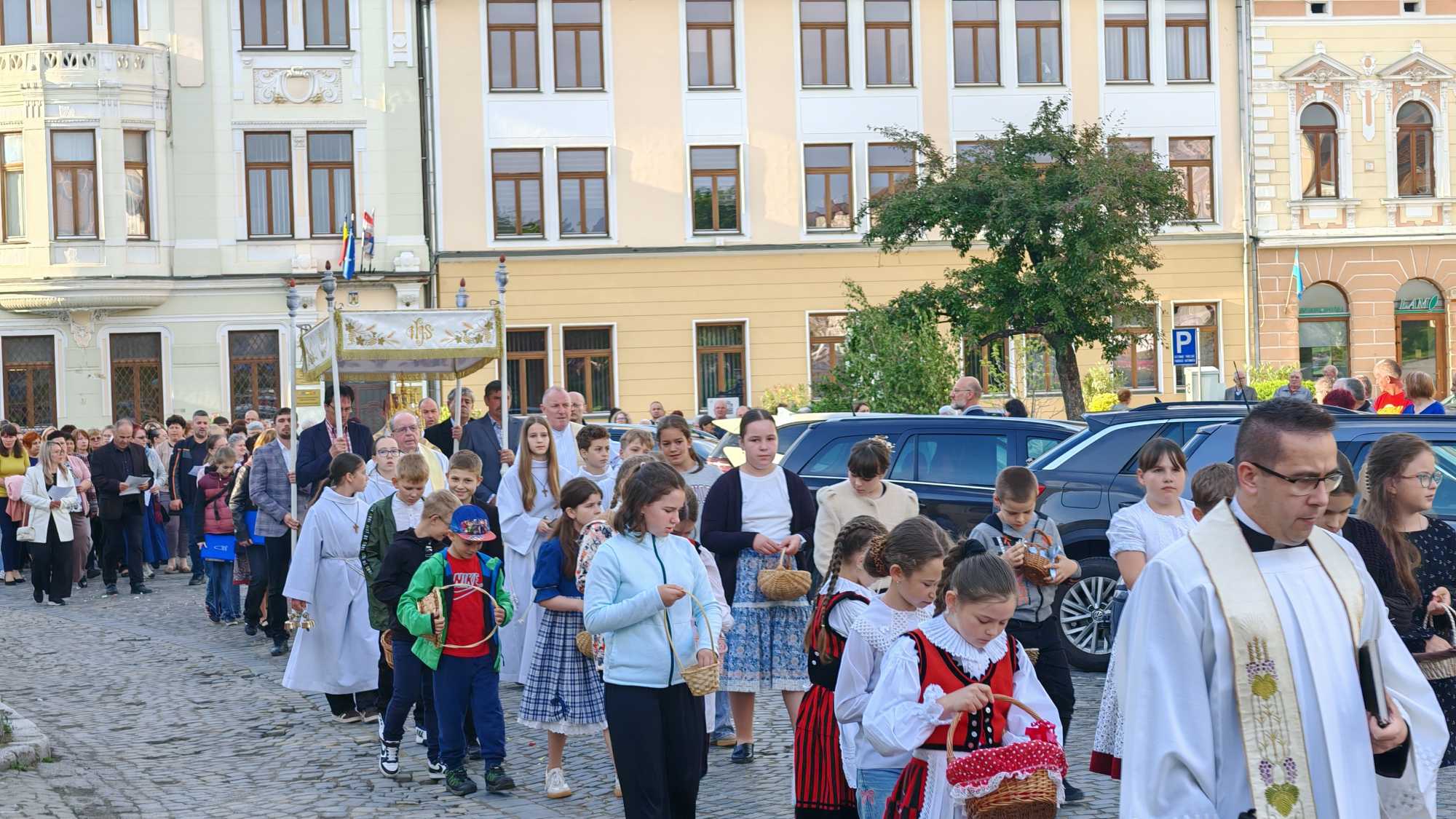 Többszáz hívő tette vallást hitéről