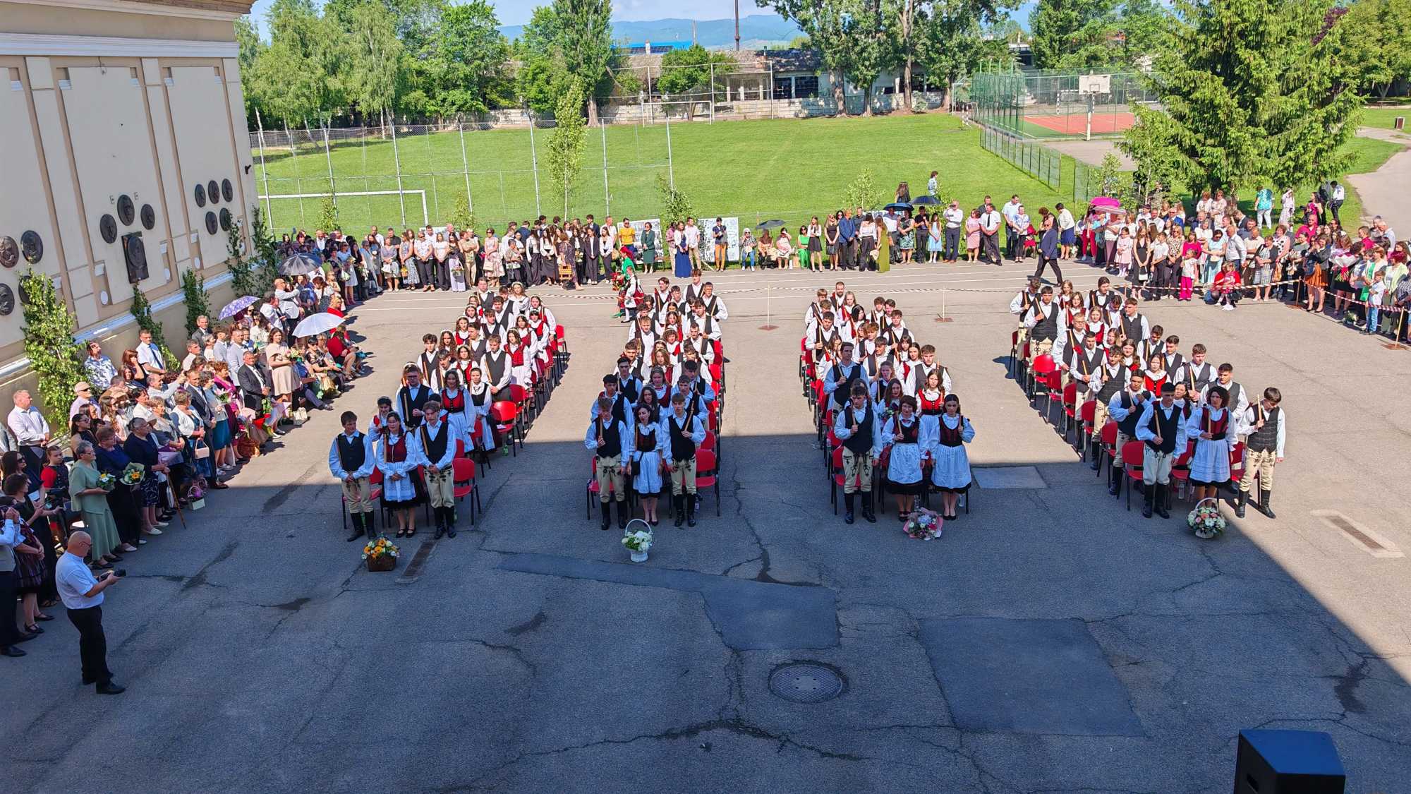 Megtelt ünneplő tömeggel a patinás kantai iskola udvara