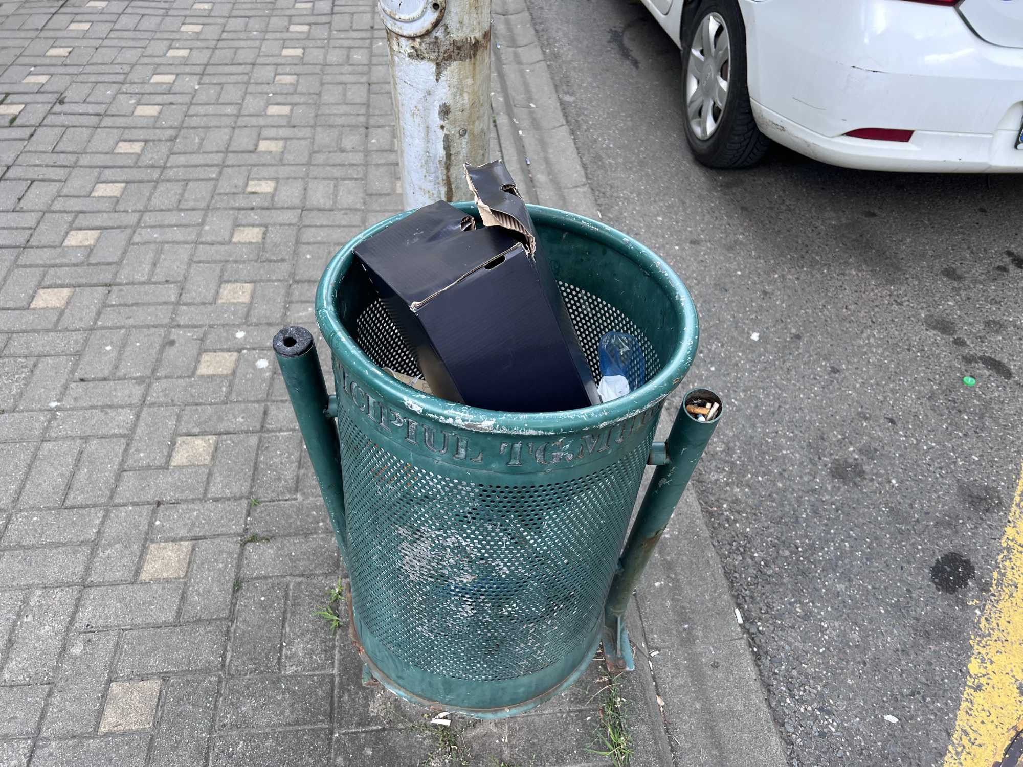 Cipősdoboz az utcai szemetesben | Fotó: Rákóczi Kinga