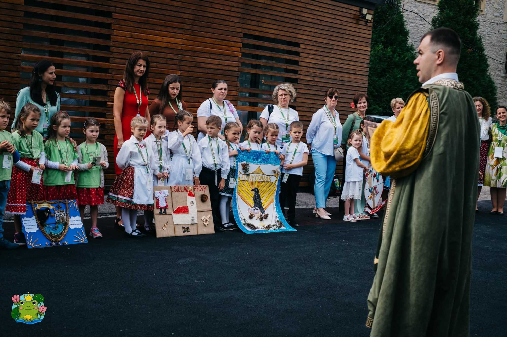Az apródnak öltözött óvó bácsi fogadta a csapatokat.