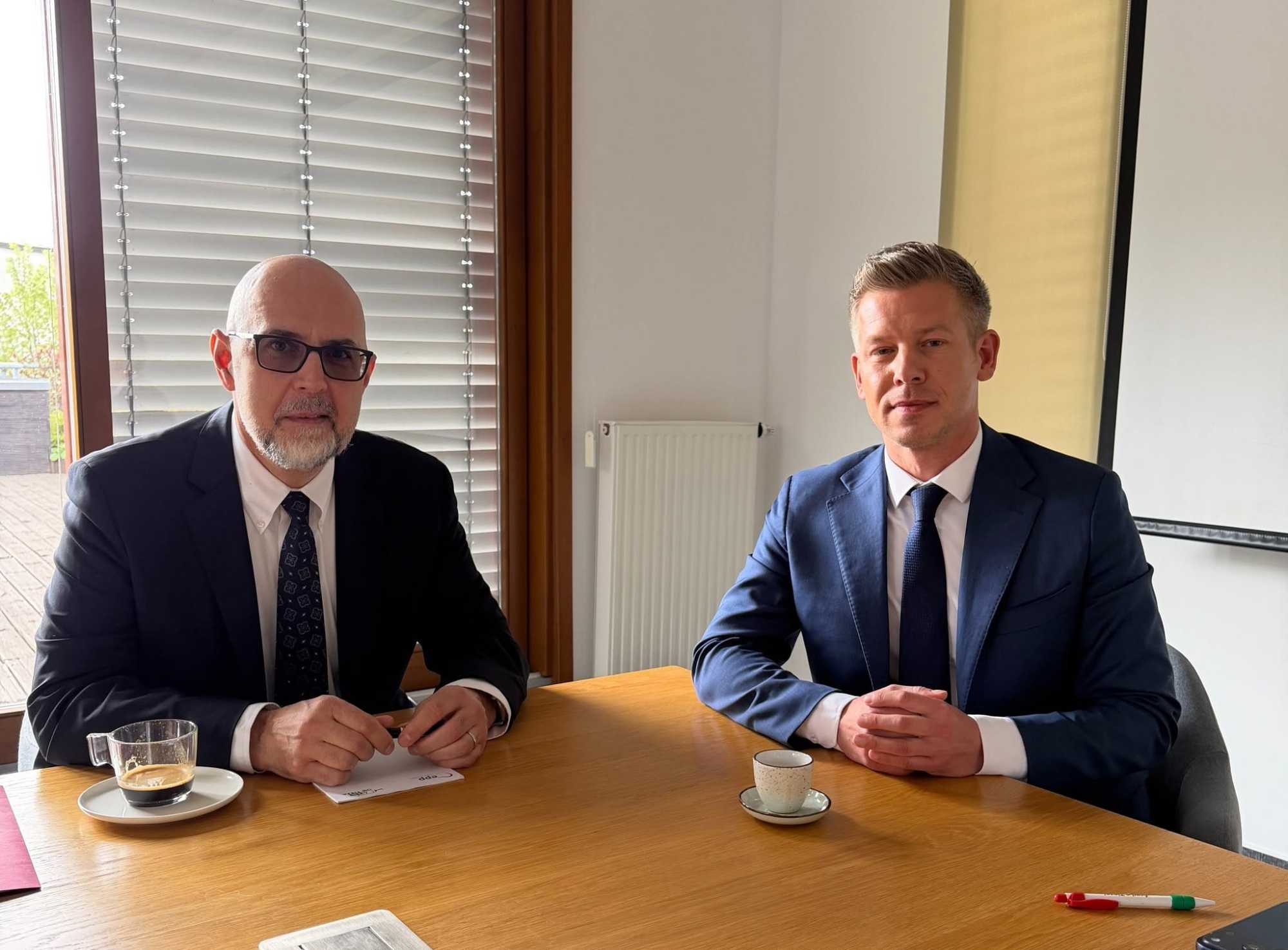 Magyar Péter egyeztet Kelemen Hunorral 2026. április 22-én l Fotó: Facebook