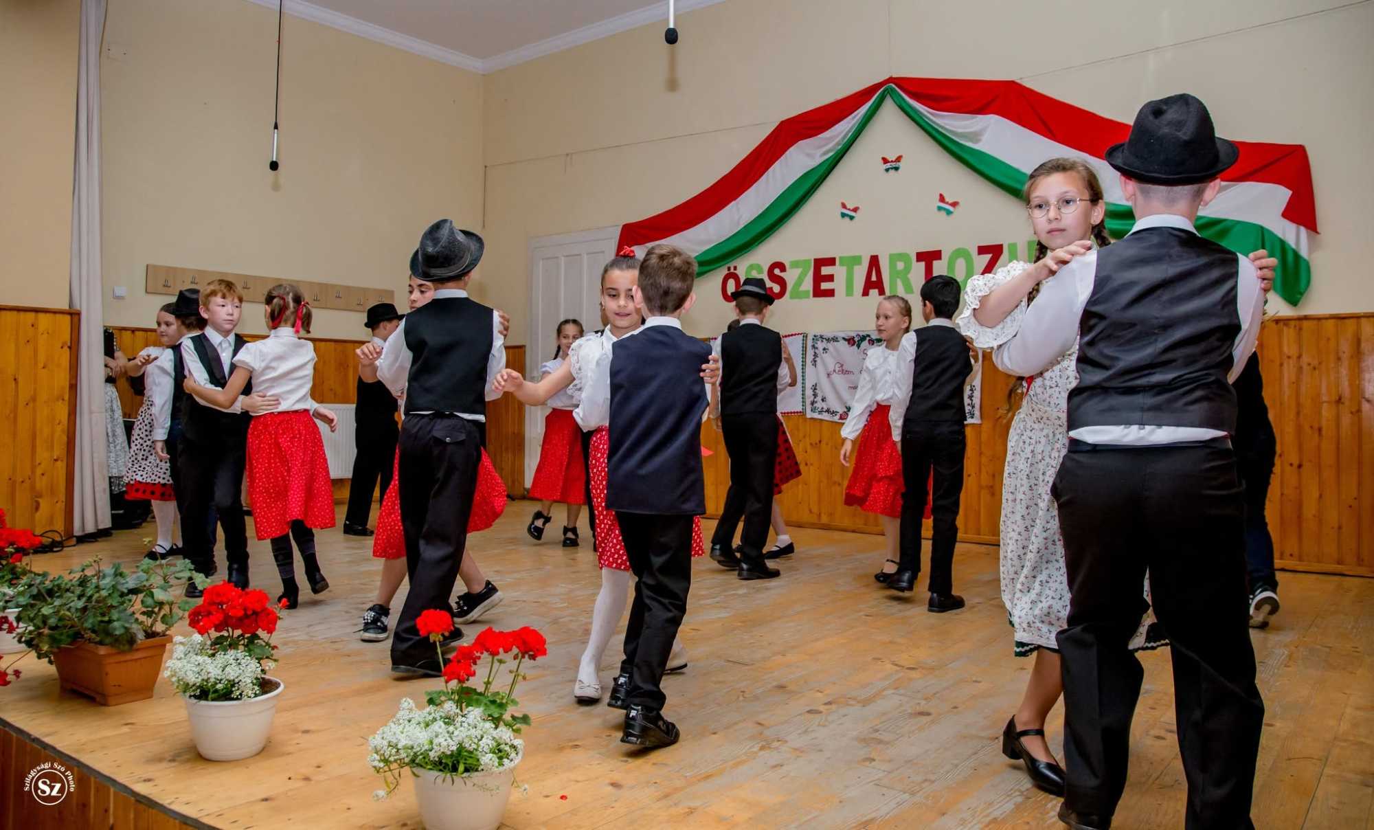 A helyi gyerekek előadással is készültek | Fotó: Kulcsár Mária