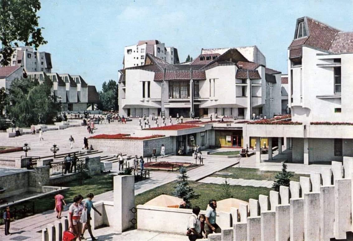 A '70-es évek hangulata a Színház téren.