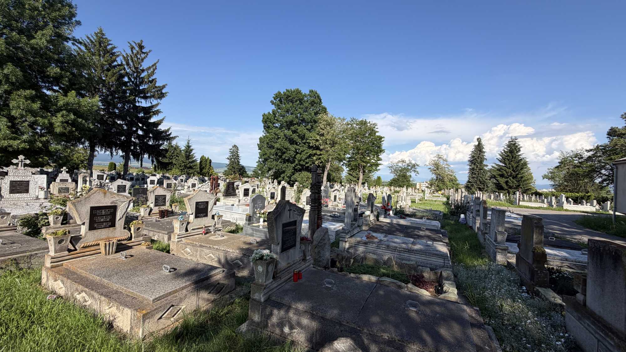 Értesítés kerülhet a sírra. | Fotók: Urban Locato