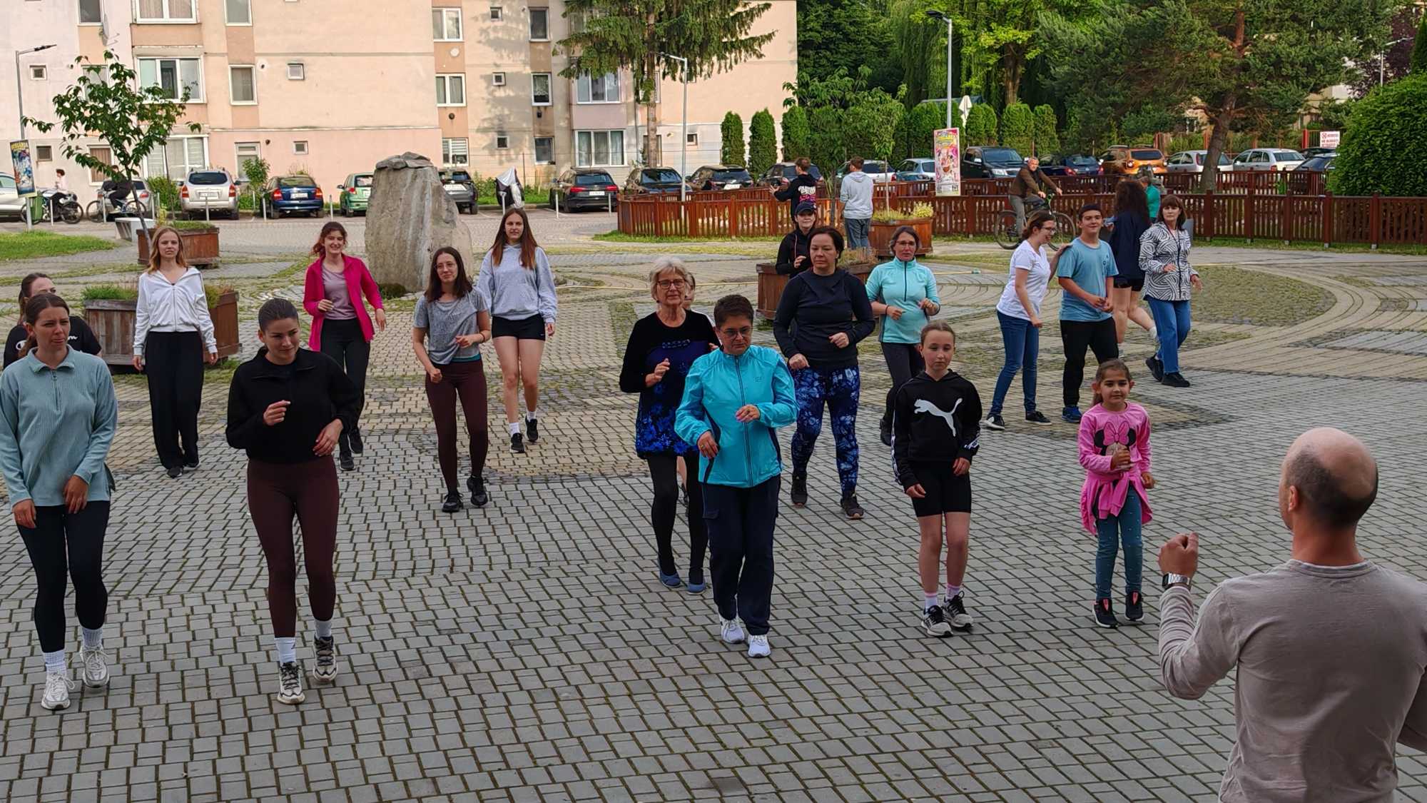 Zumbázás a sportcsarnok előtt. | A szerző felvételei