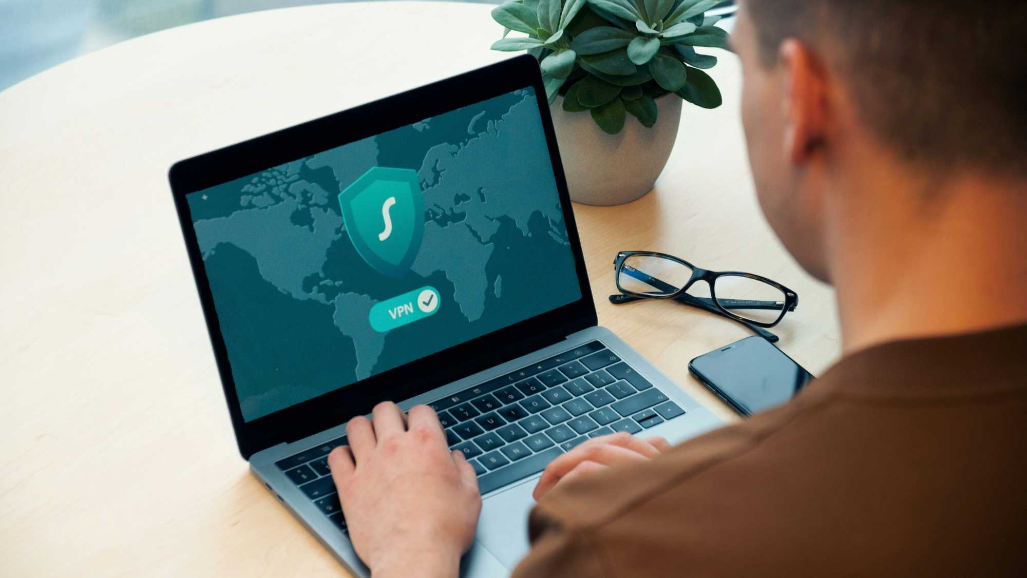 Az operációs rendszerek, alkalmazások, böngészők, tűzfalak, VPN-ek és cloud-alapú rendszerek frissítése legyen rendszeres.
