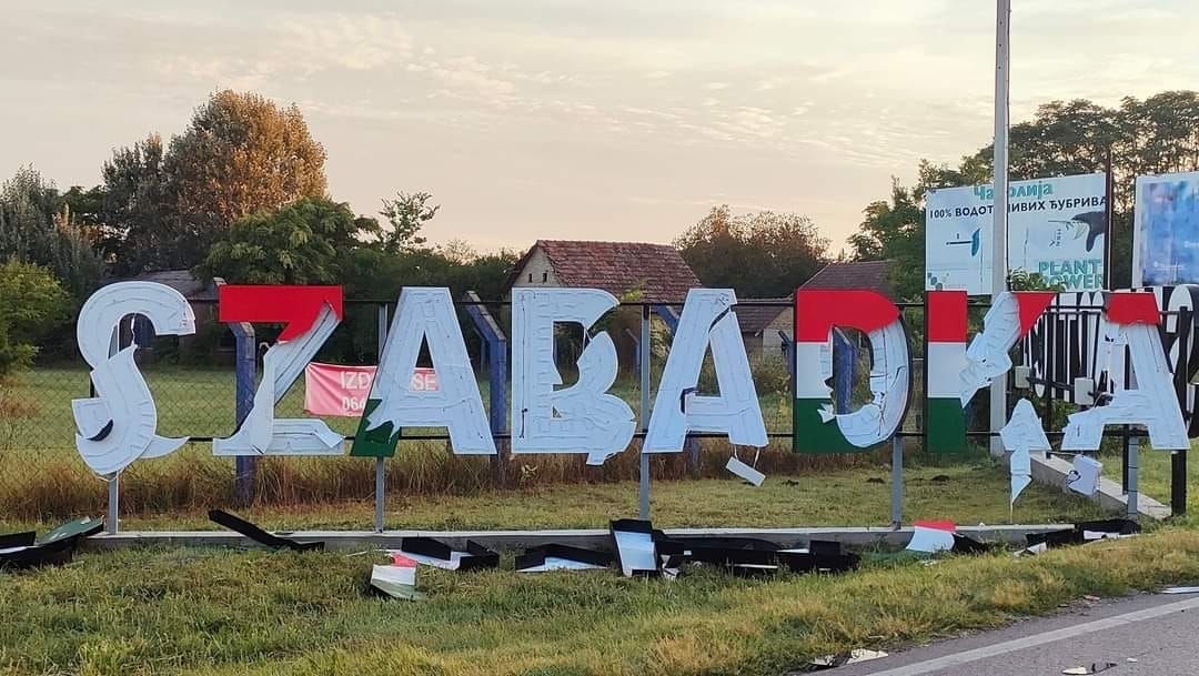 Az egyik szétvert szabadkai helynévtábla 2023. szeptember 3-án l Fotó: hvg.hu