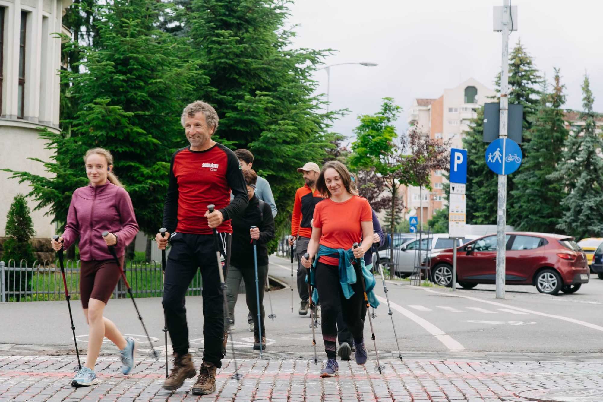 Indul a nordic walking.