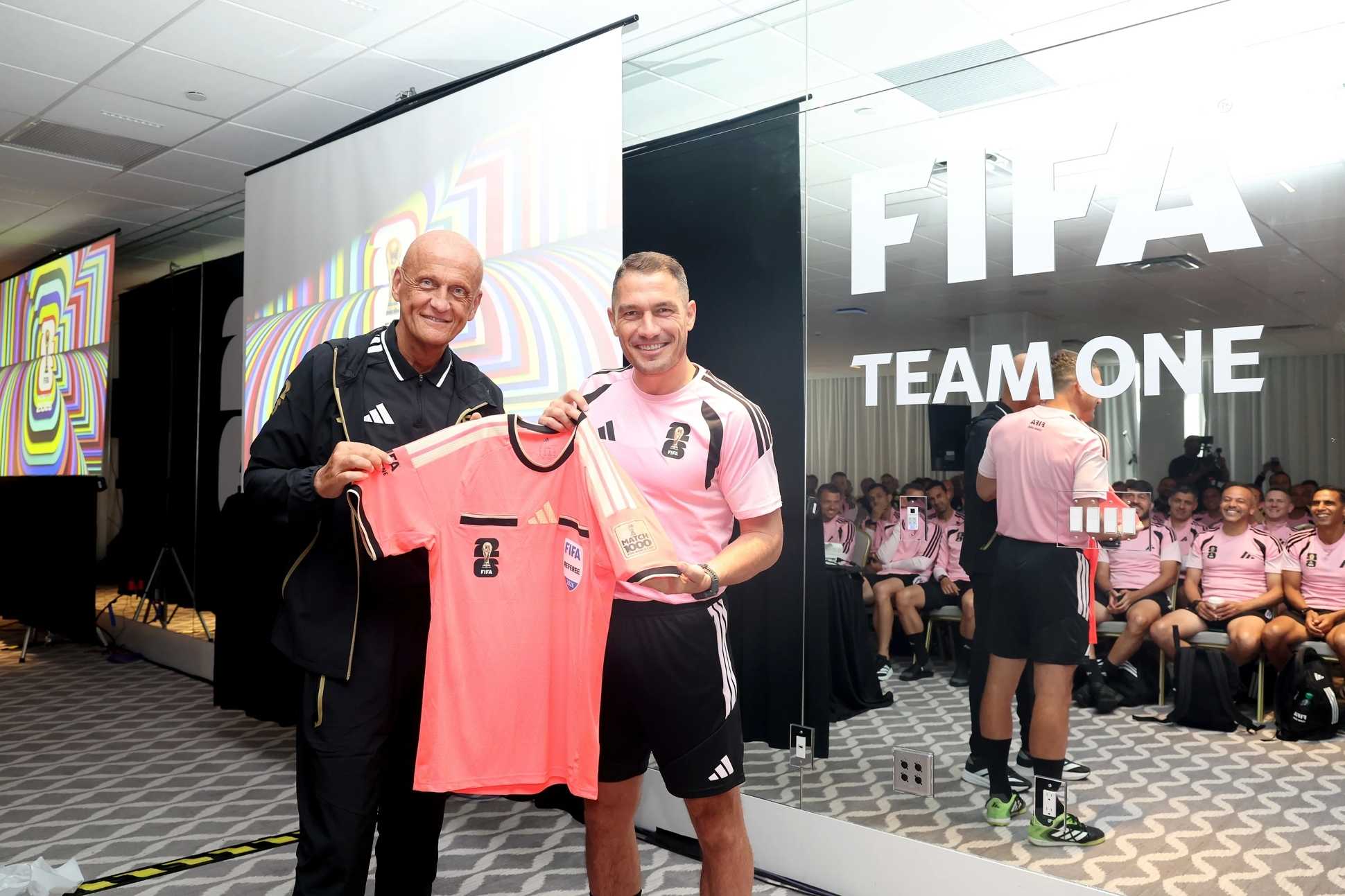 Kovács István átvette a mezt Collinától | Fotó: FIFA