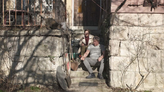 Sári és édesapja. Részlet a dokumentumfilmből.