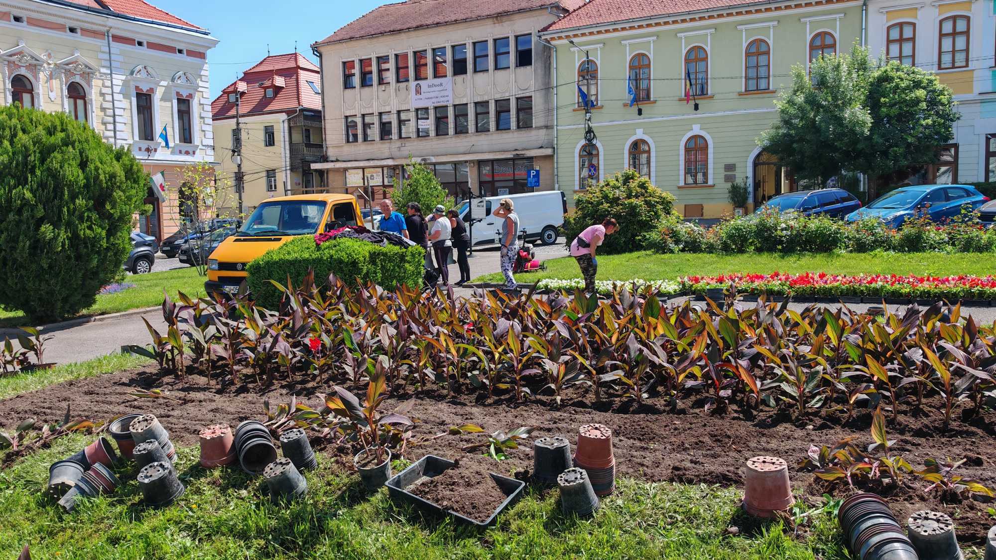 Nem kis munka a főtér virágokkal való folyamatos újratelepítése