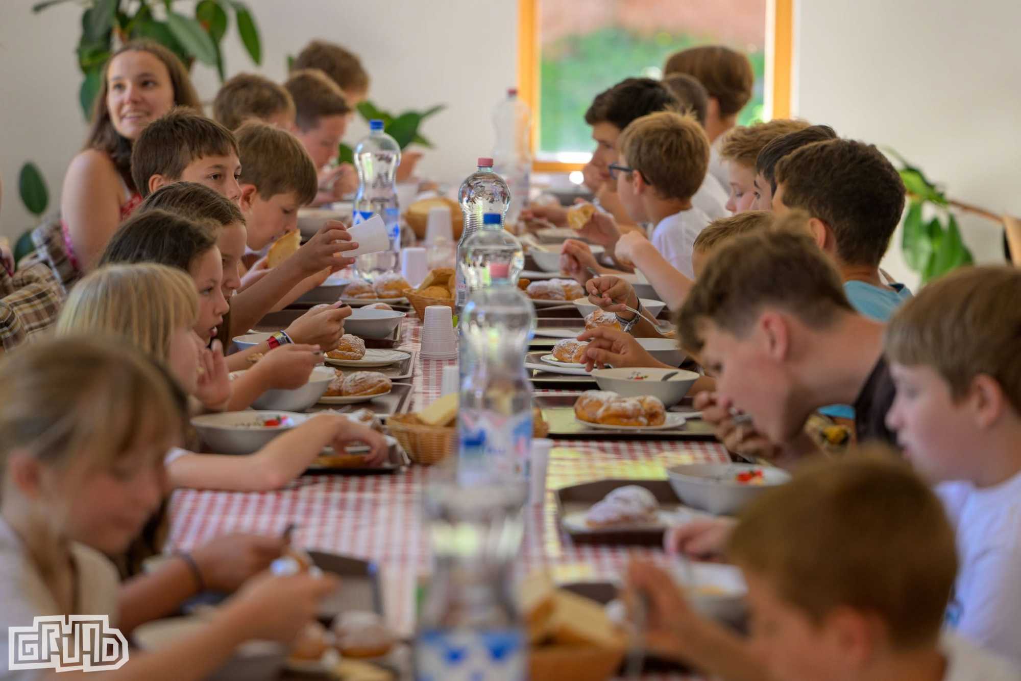A gyerekeknek ebédet is biztosítanak, az ovisoknak délutáni alvás is van. | Fotó: Argumentum Nostrum Egyesület