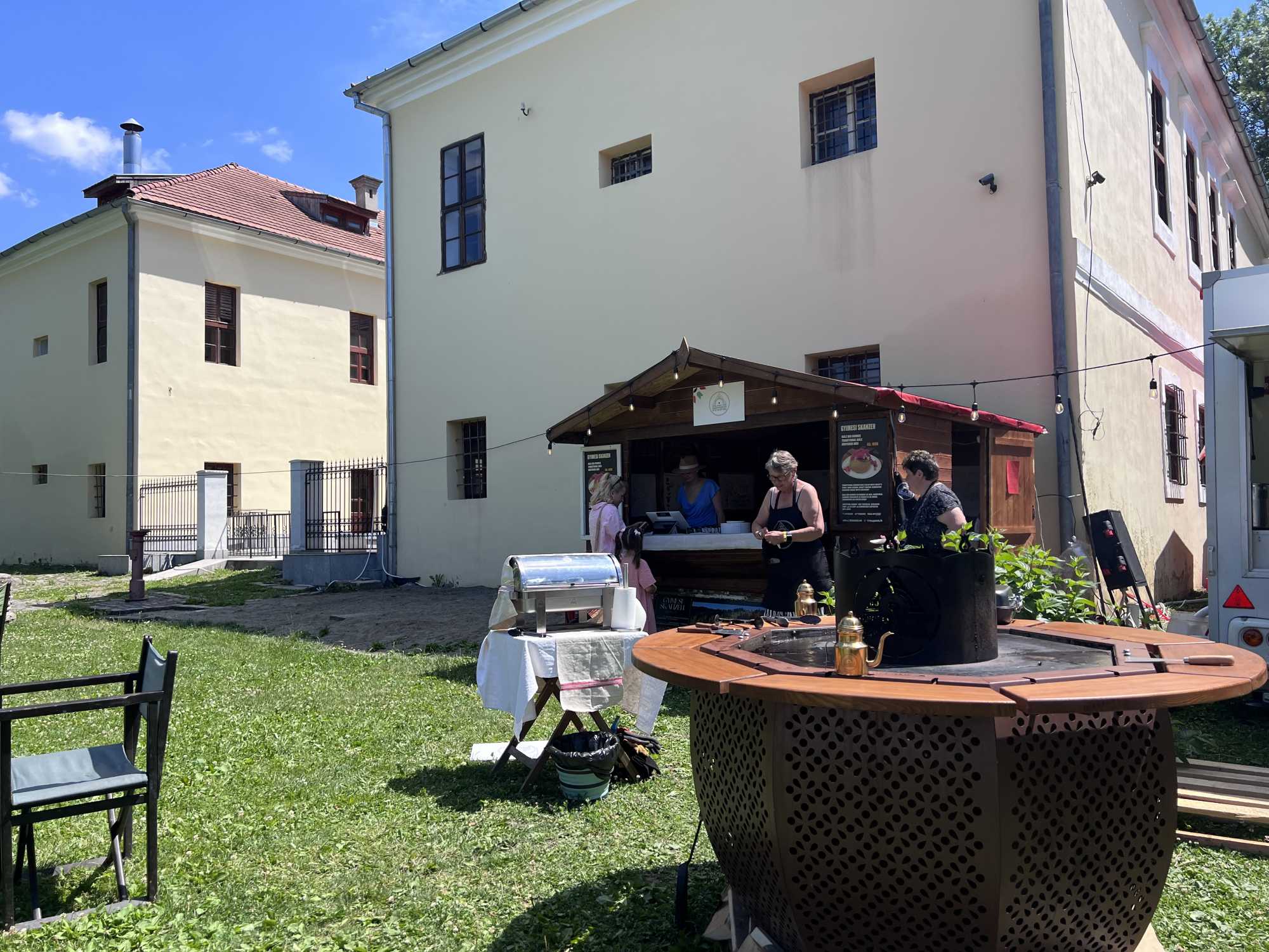 A gyímesi skanzen standja és a különleges sütő | Fotó: Rákóczi Kinga
