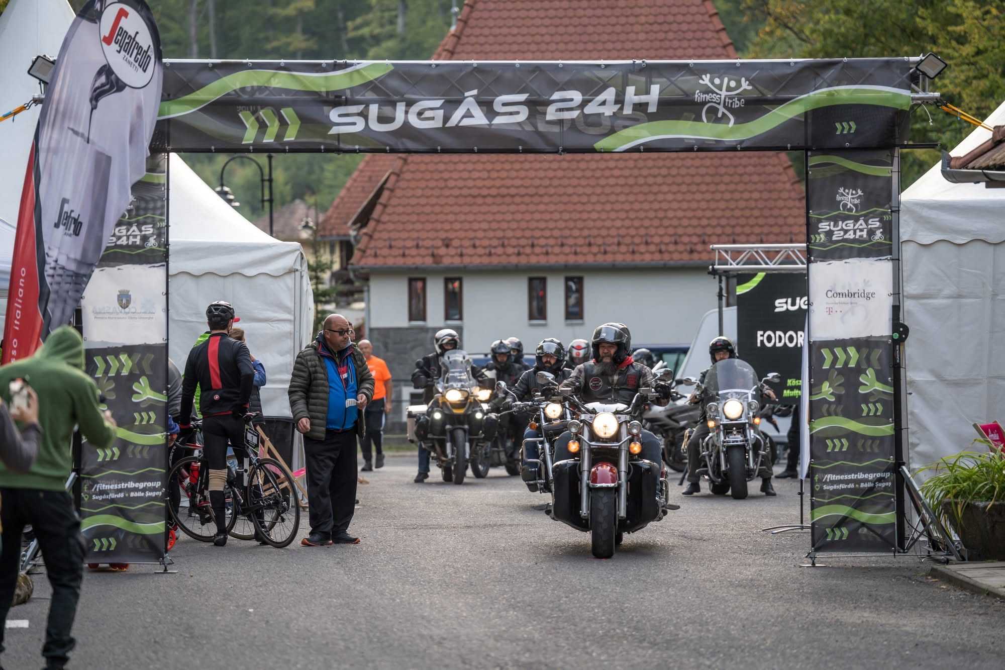 A motorkerékpárosok "tartják távol" a medvéket | Fotó: Fitness Tribe