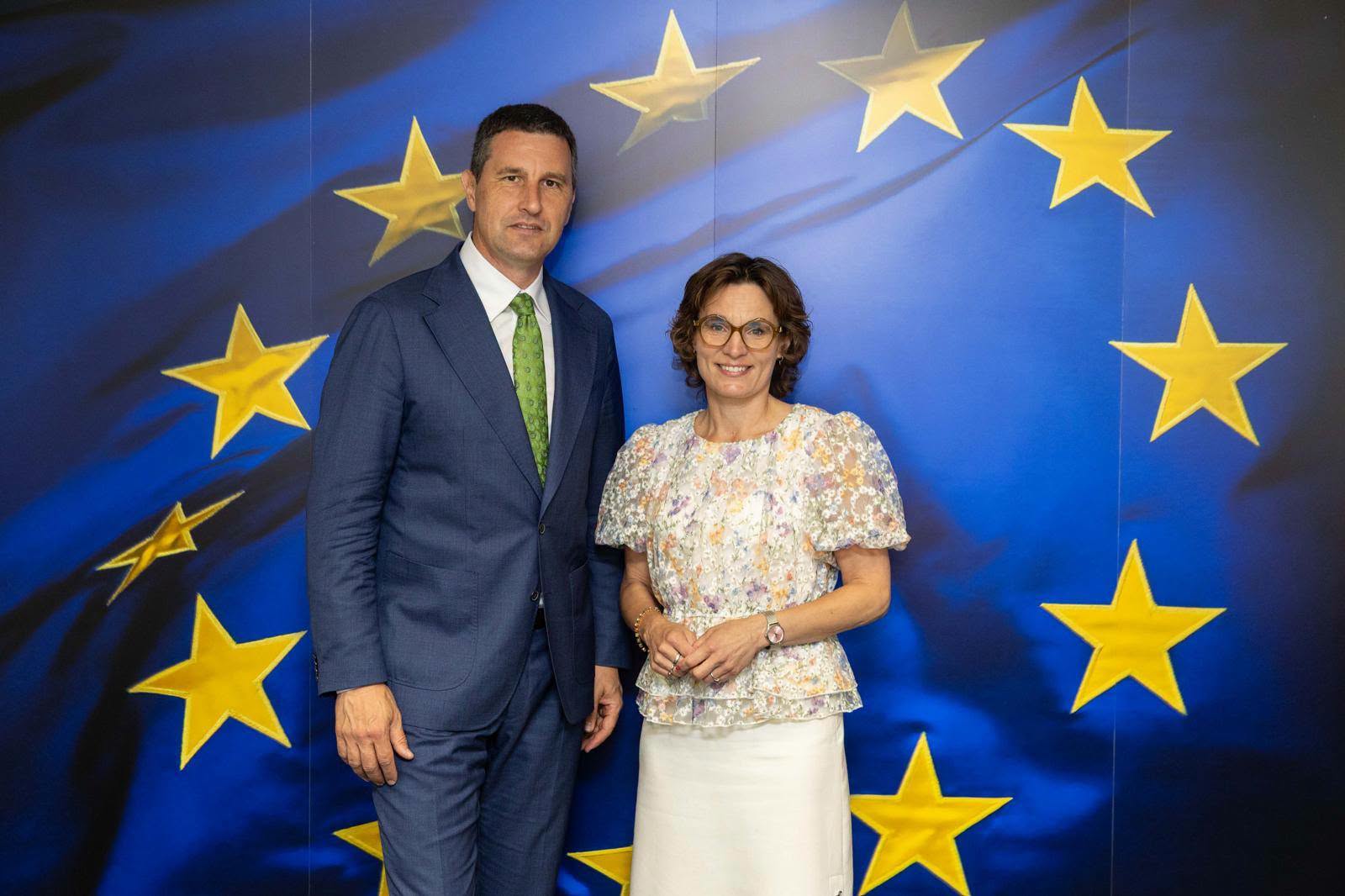 Meg is hívta hozzánk.