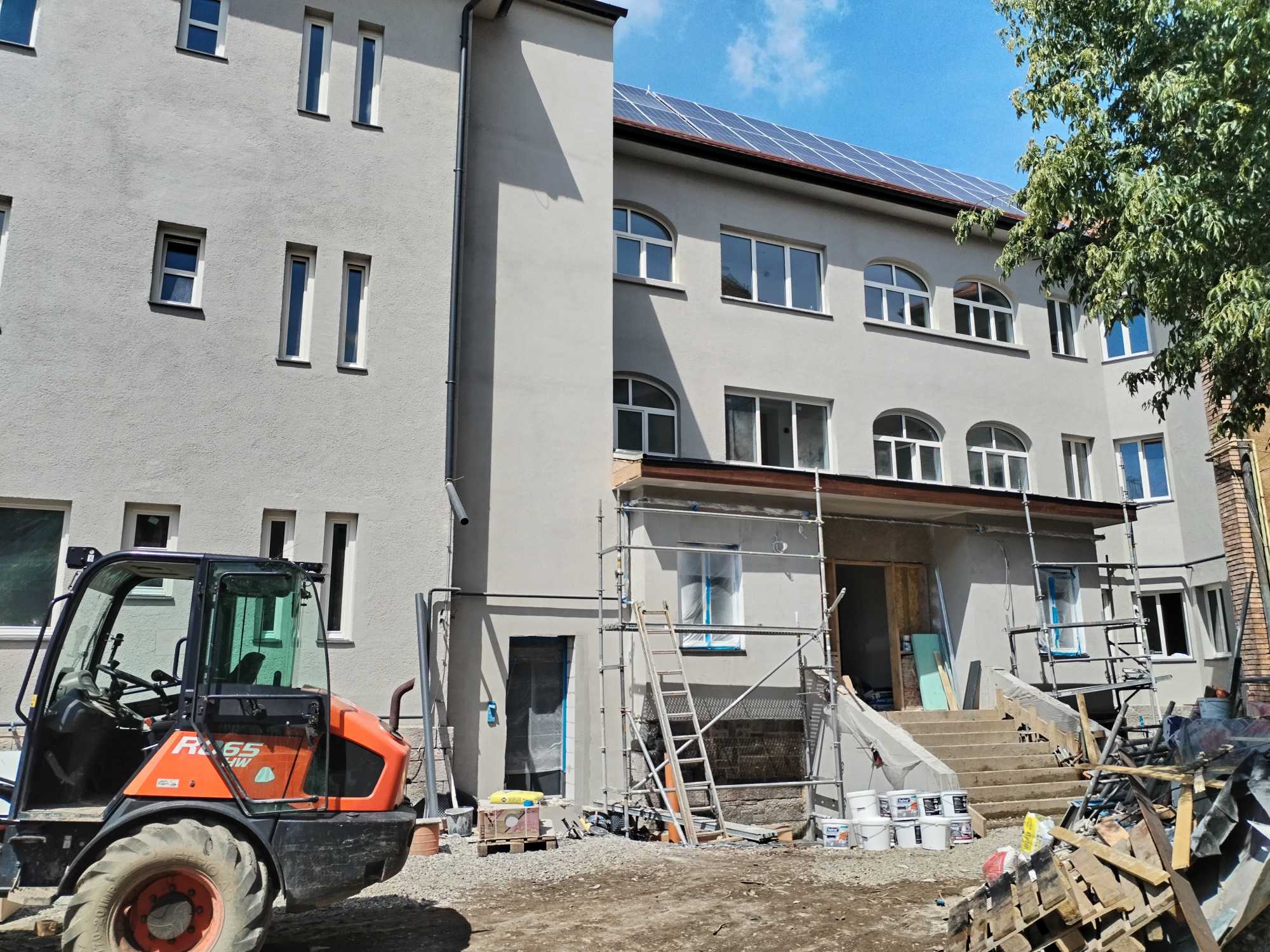 Az udvar felől lift is elérhető lesz. 