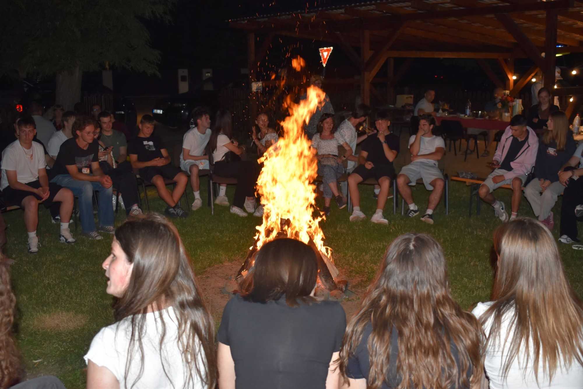 A napot tábortűz körüli beszélgetés zárta