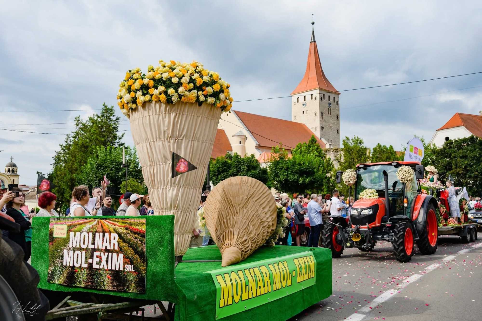A tavalyi felvonulás a városközpontban | Fotó: Nagyenyed Polgármesteri Hivatala/Facebook