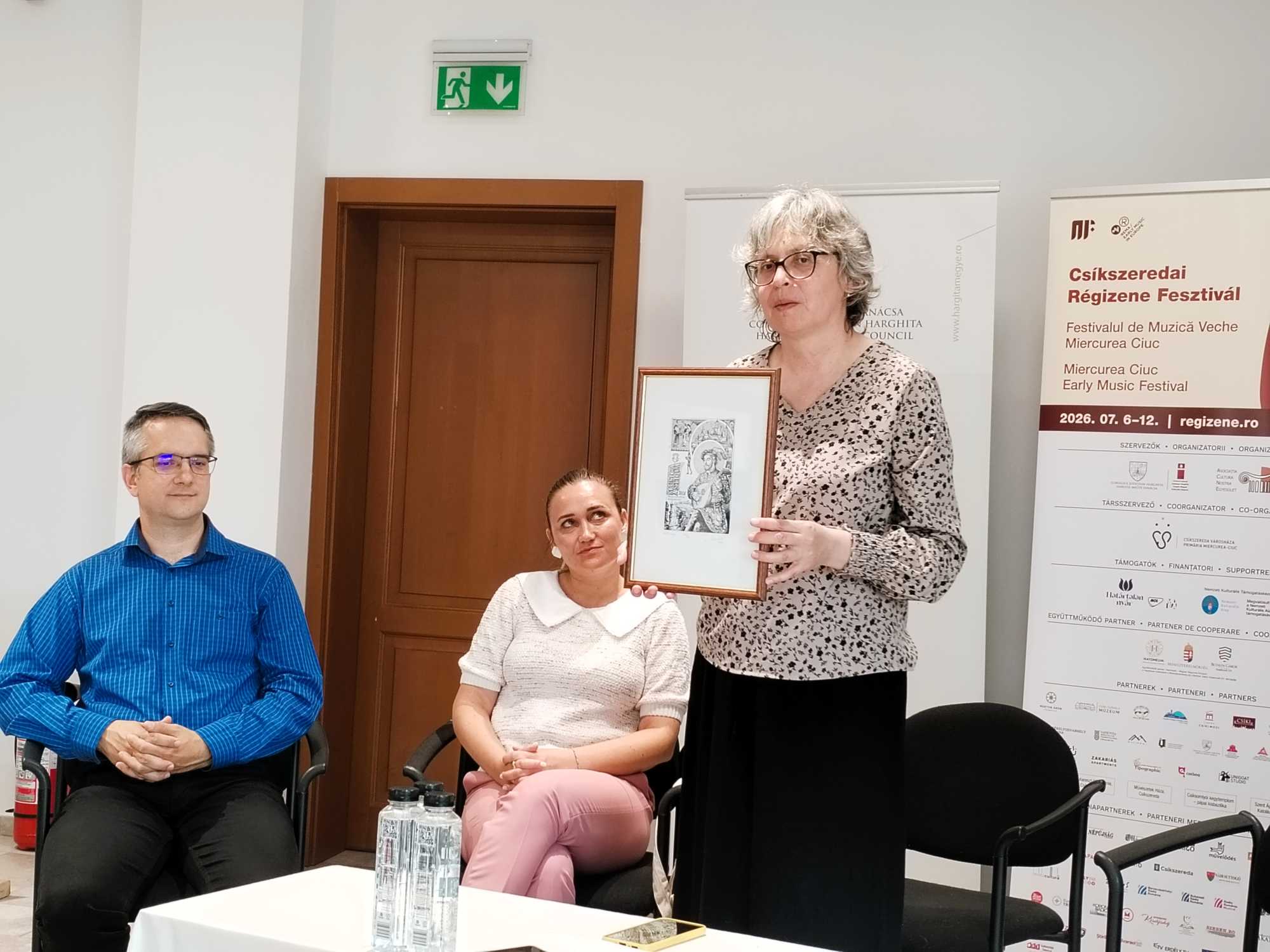 A fellépők Siklódy Ferenc képzőművész rézmetszetét kapják ajándékba. A képen Szabó András, Dobos Melinda és Ferencz Angéla.