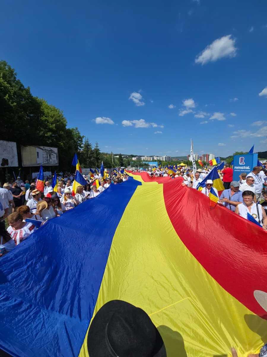 Több méteres zászló vittek a felvonuláson résztvevők | Fotó: AUR Facebook oldala