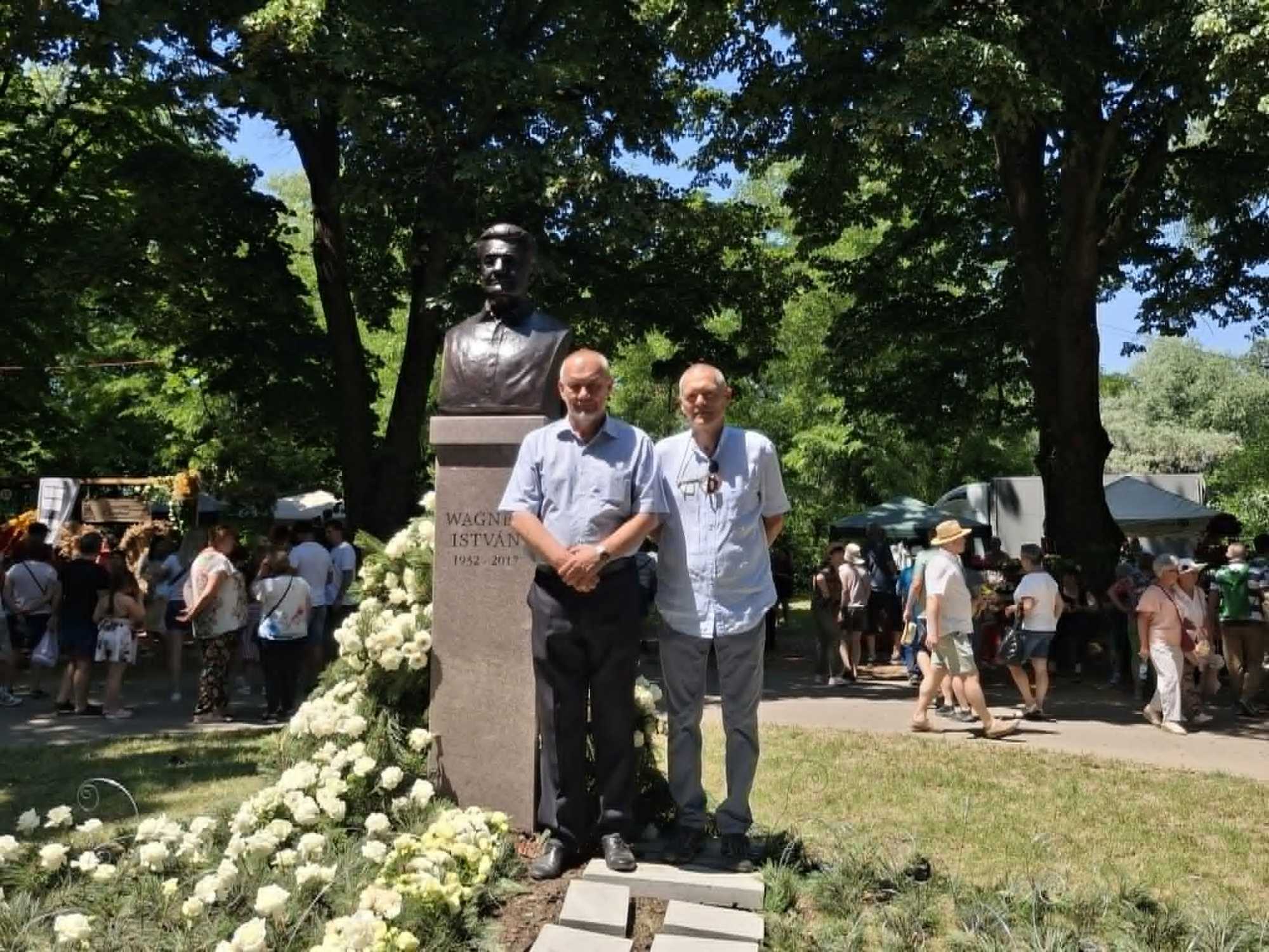 Leleplezték Wagner István rózsanemesítő szobrát | Ifj. Wagner István és Kocsis Rudolf szobrász
