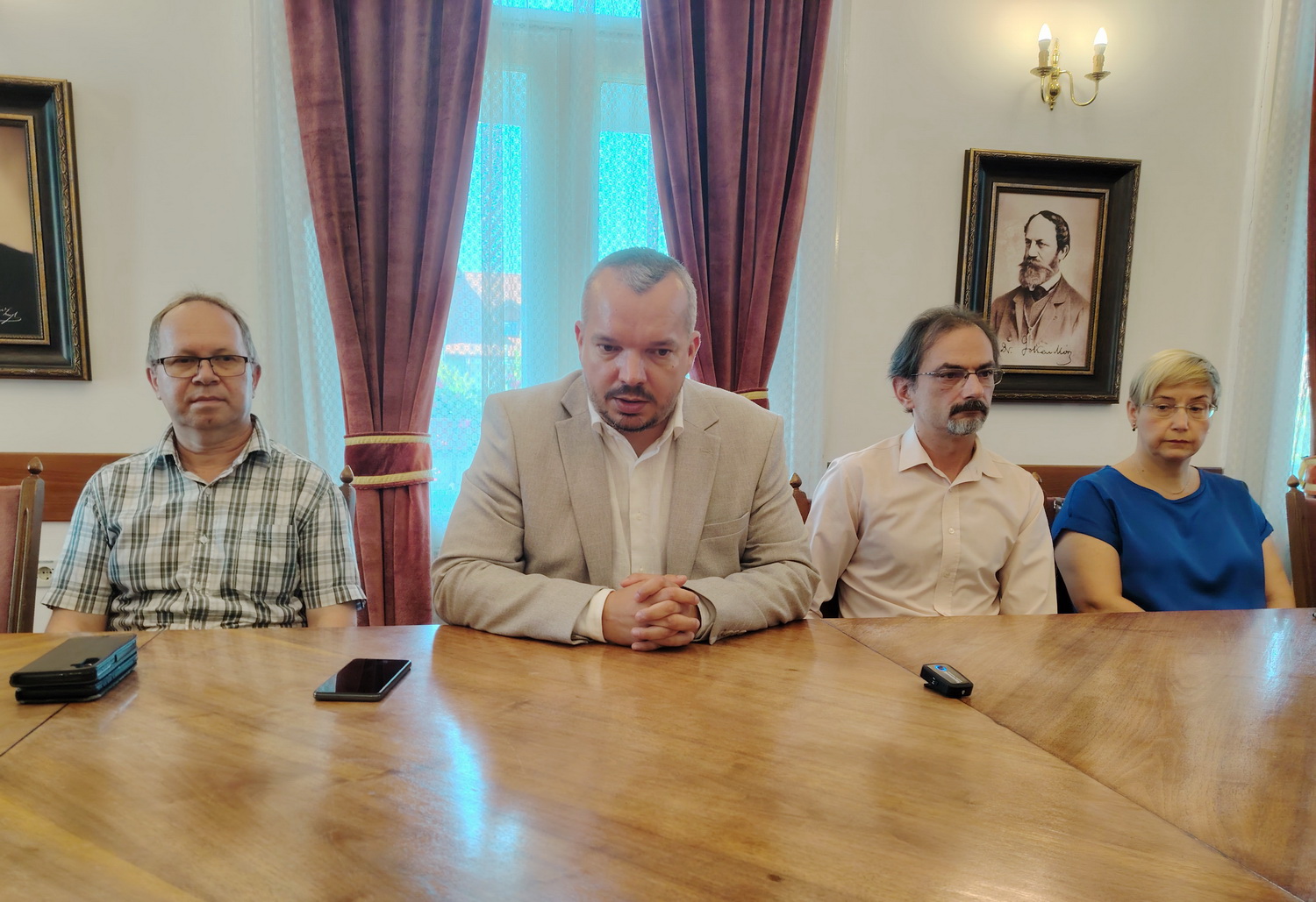 A városvezetés és az érintett intézmények közösen mutatták be az iskolahálózati krízis megoldását