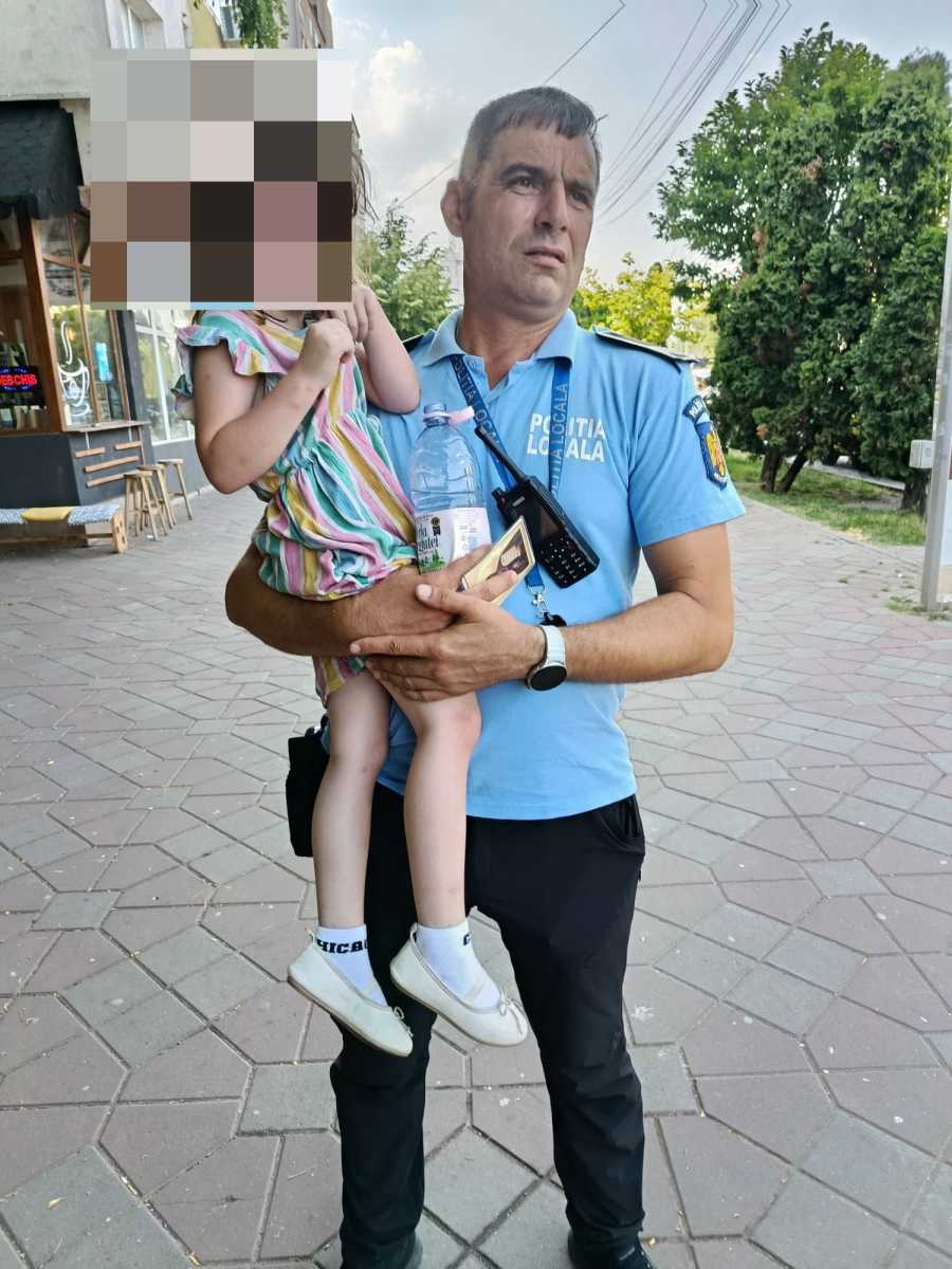 A rendőrök észrevették, hogy a kislány egyedül van az autóban és nincs jól. | Fotók: Poliția Locală Iași